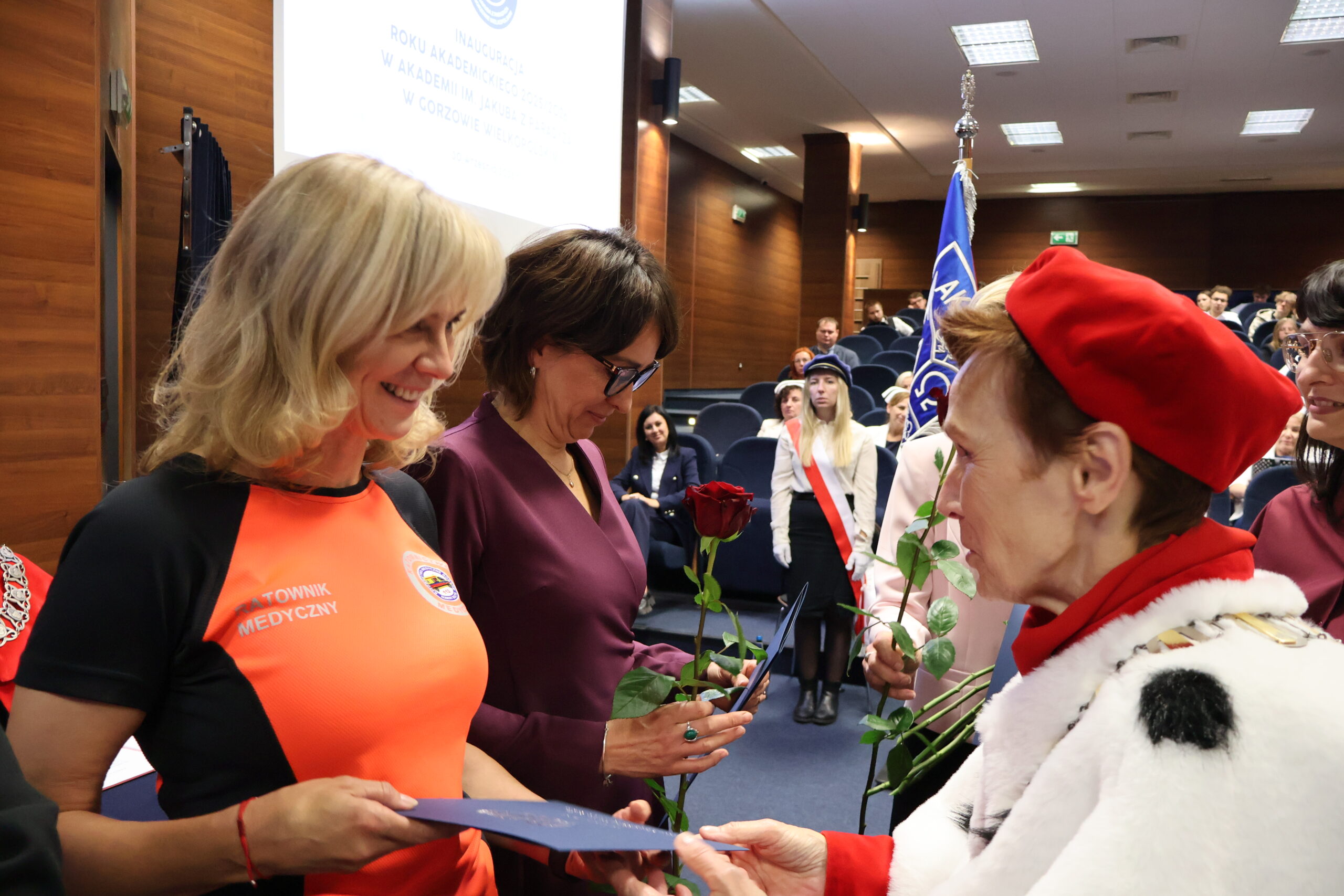 Na zdjęciu JM Rektor prof. dr hab. Elżbieta Skorupska-Raczyńska podczas wręczania nagród dla pracowników.