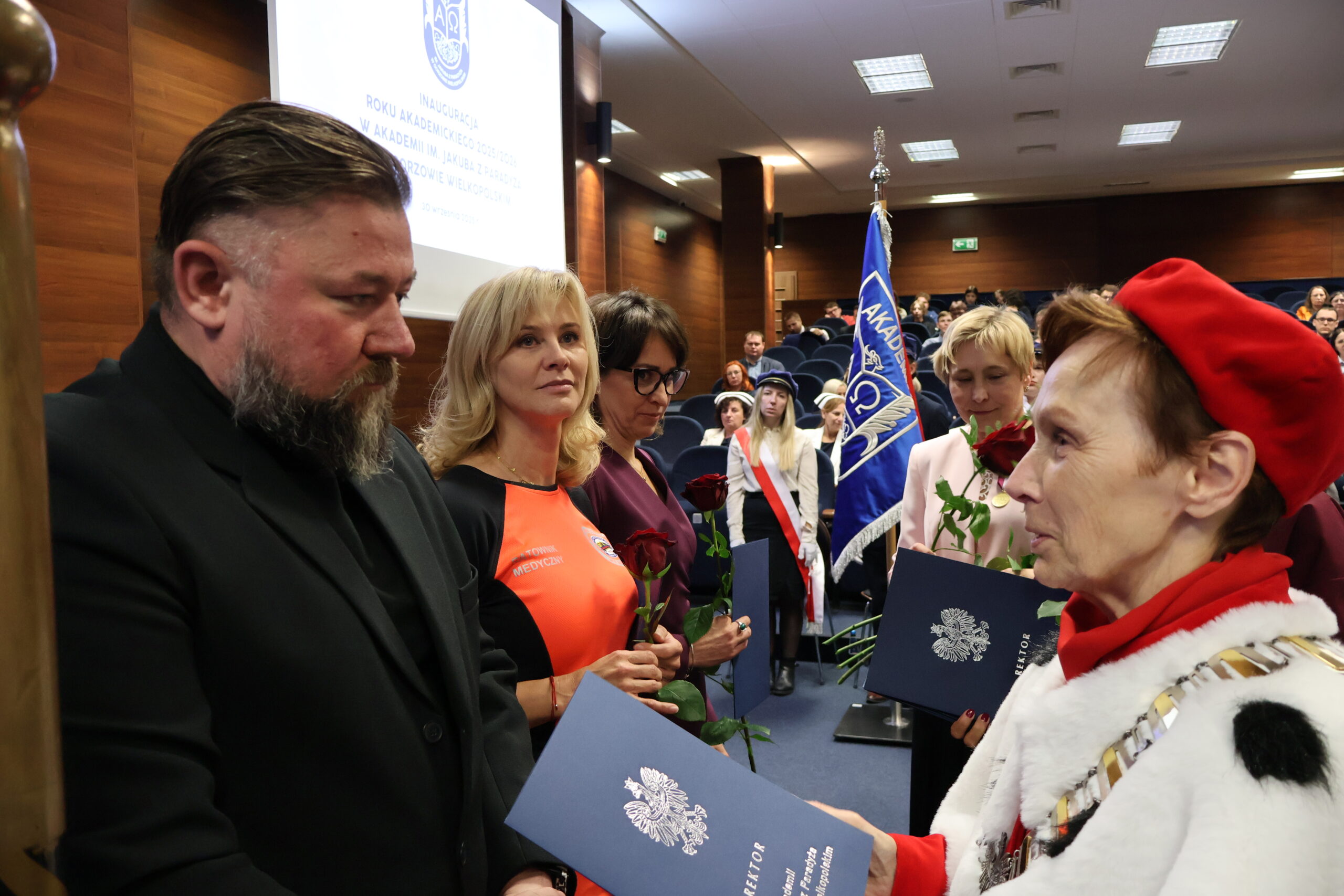 Na zdjęciu JM Rektor prof. dr hab. Elżbieta Skorupska-Raczyńska podczas wręczania nagród dla pracowników.