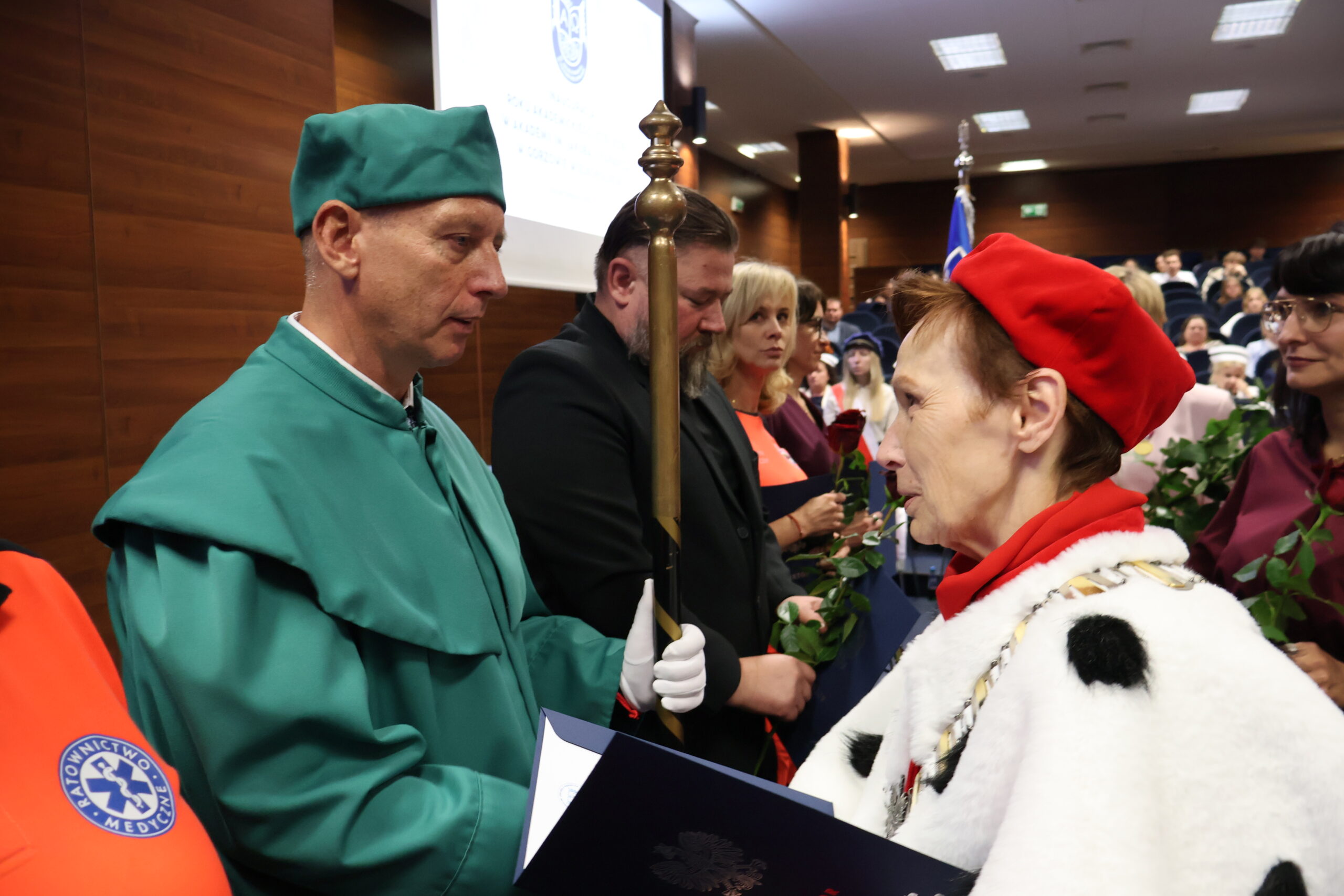 Na zdjęciu JM Rektor prof. dr hab. Elżbieta Skorupska-Raczyńska podczas wręczania nagród dla pracowników.
