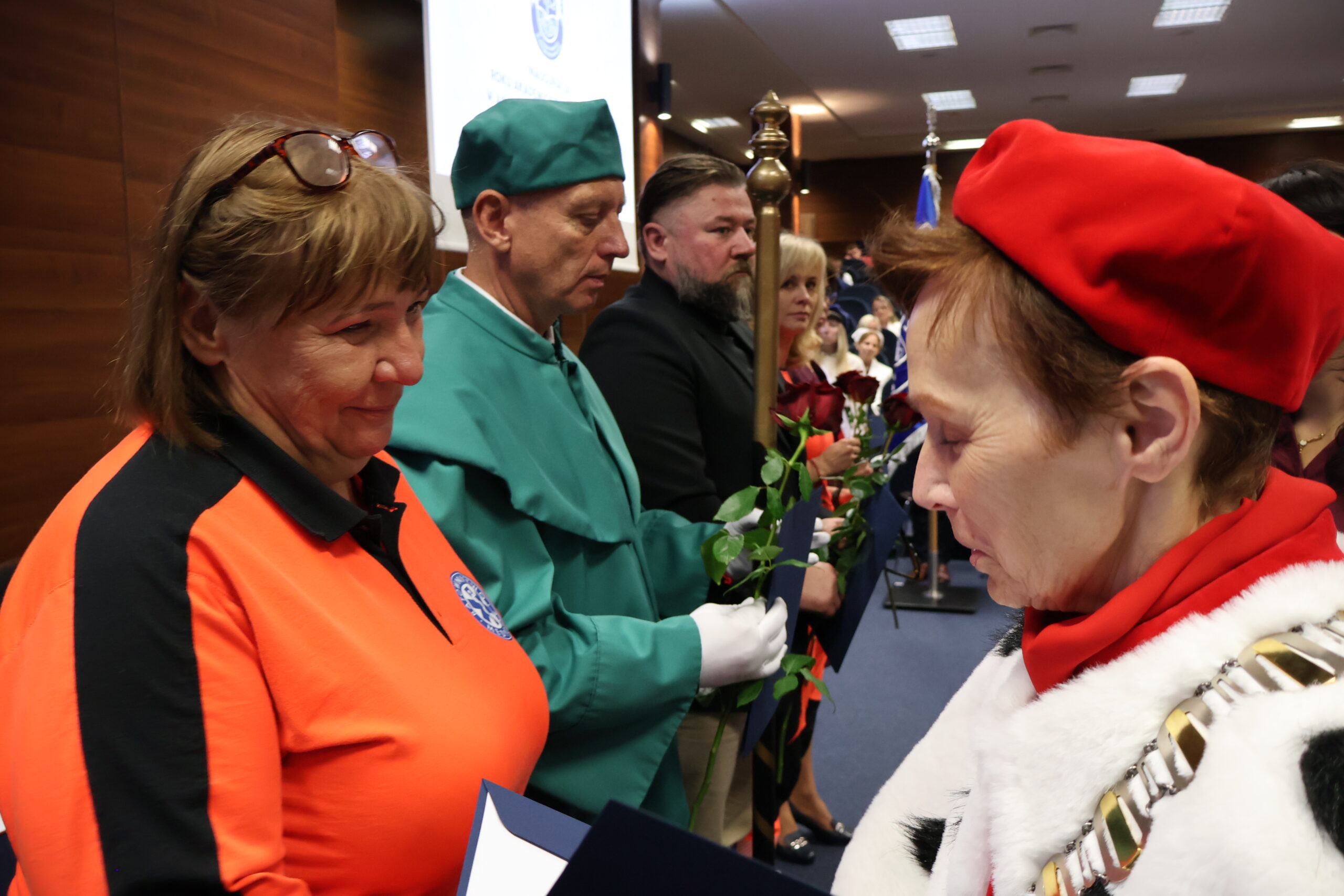 Na zdjęciu JM Rektor prof. dr hab. Elżbieta Skorupska-Raczyńska podczas wręczania nagród dla pracowników.