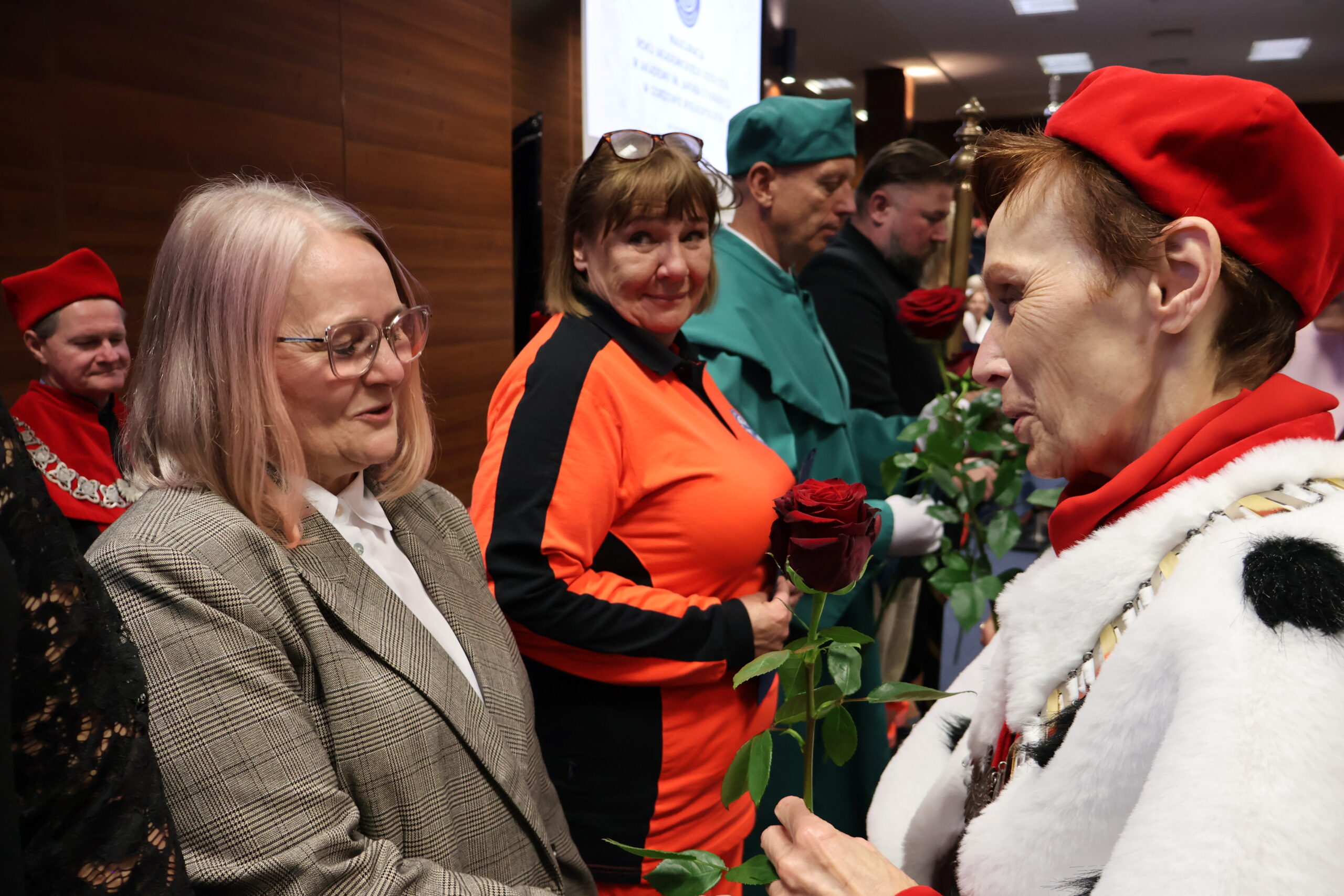 Na zdjęciu JM Rektor prof. dr hab. Elżbieta Skorupska-Raczyńska podczas wręczania nagród dla pracowników.