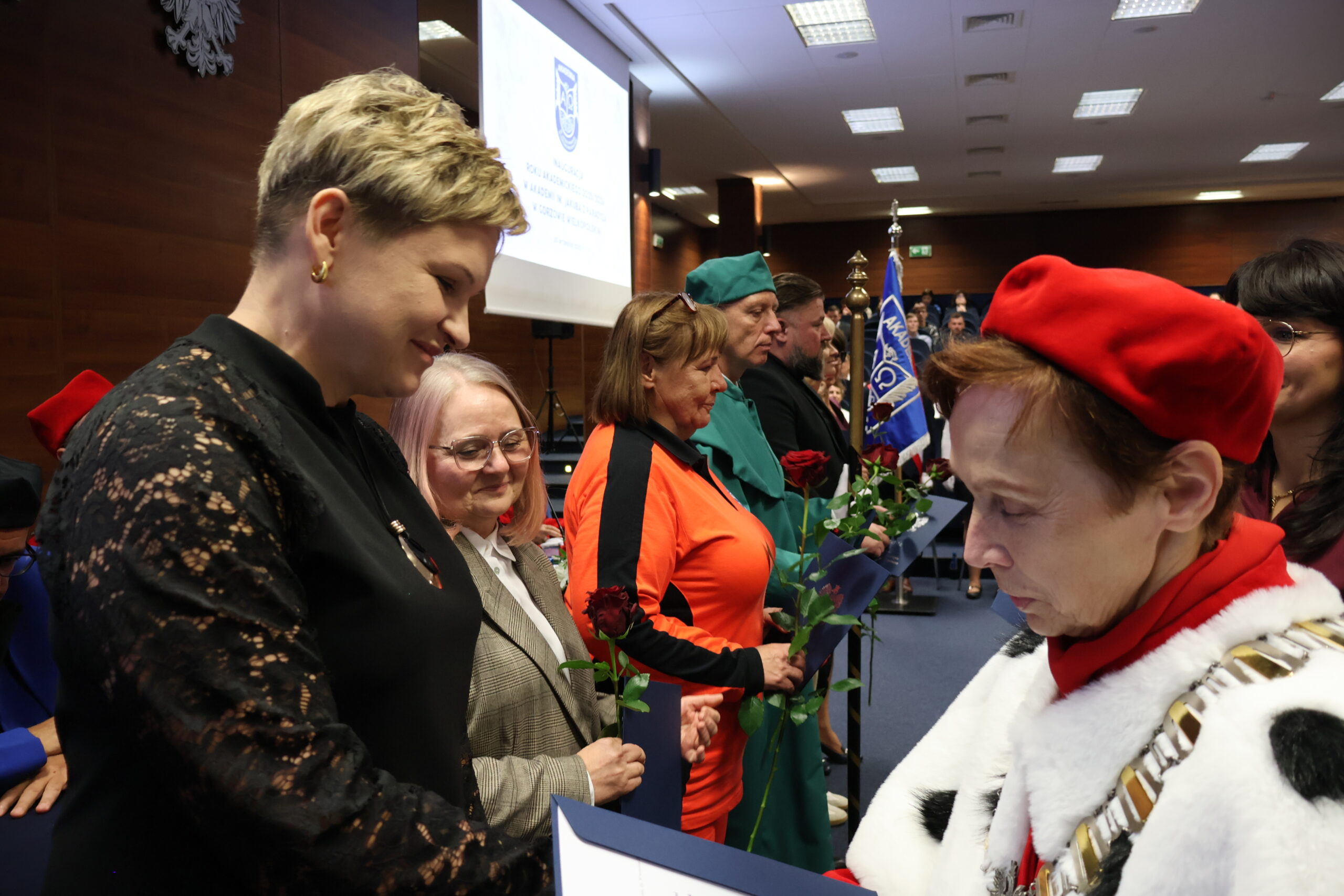Na zdjęciu JM Rektor prof. dr hab. Elżbieta Skorupska-Raczyńska podczas wręczania nagród dla pracowników.
