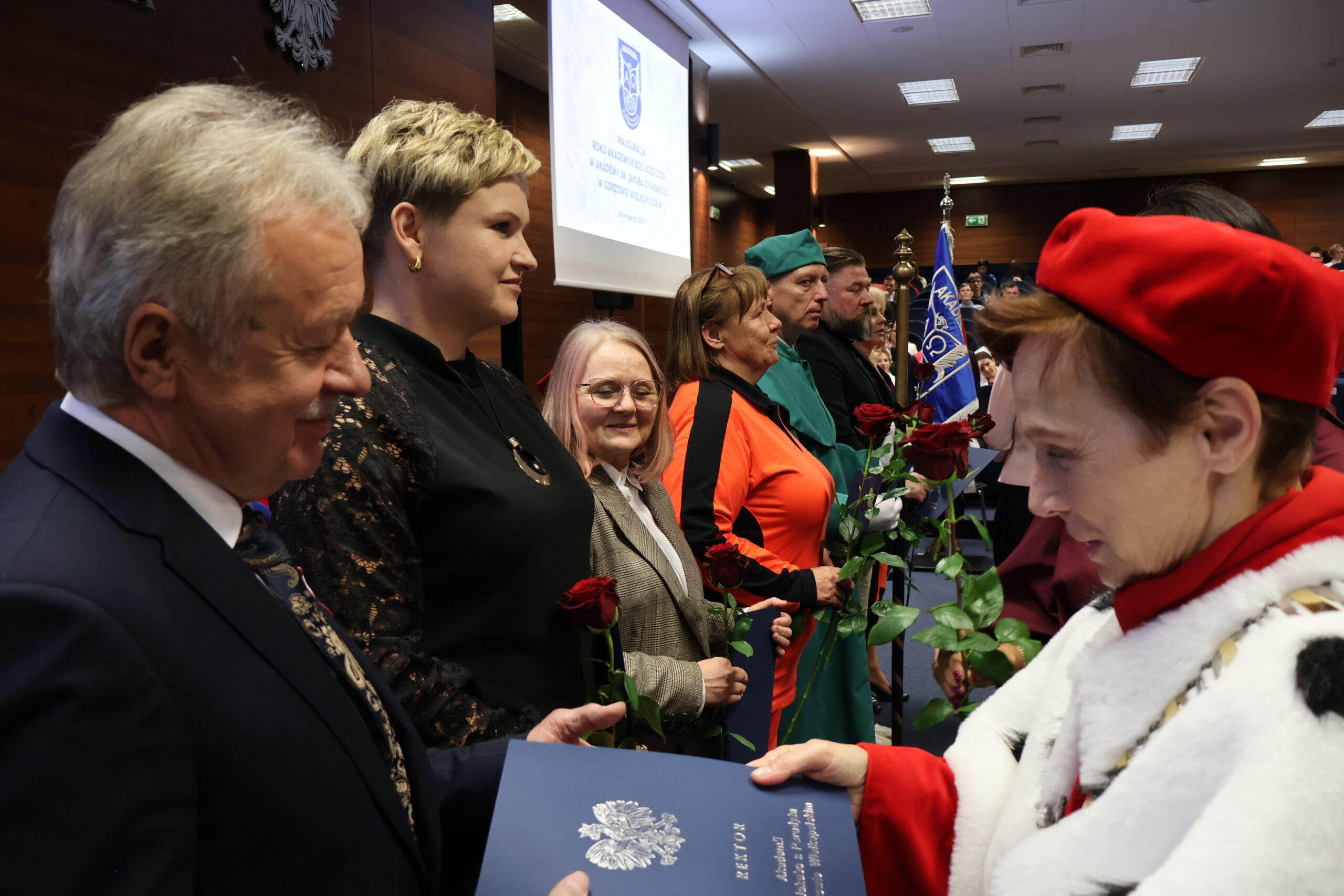 Na zdjęciu JM Rektor prof. dr hab. Elżbieta Skorupska-Raczyńska podczas wręczania nagród dla pracowników.