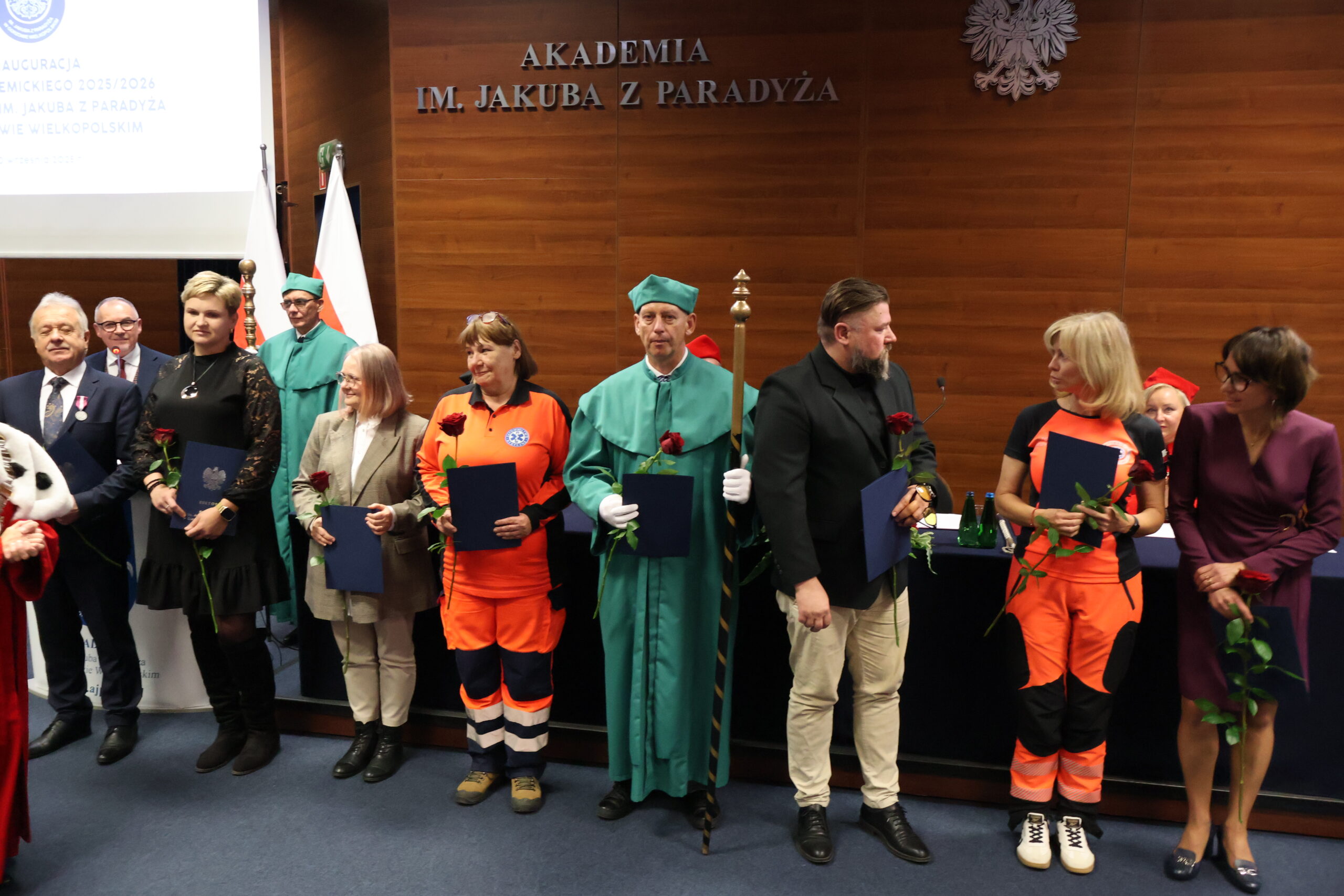 Na zdjęciu JM Rektor prof. dr hab. Elżbieta Skorupska-Raczyńska podczas wręczania nagród dla pracowników.