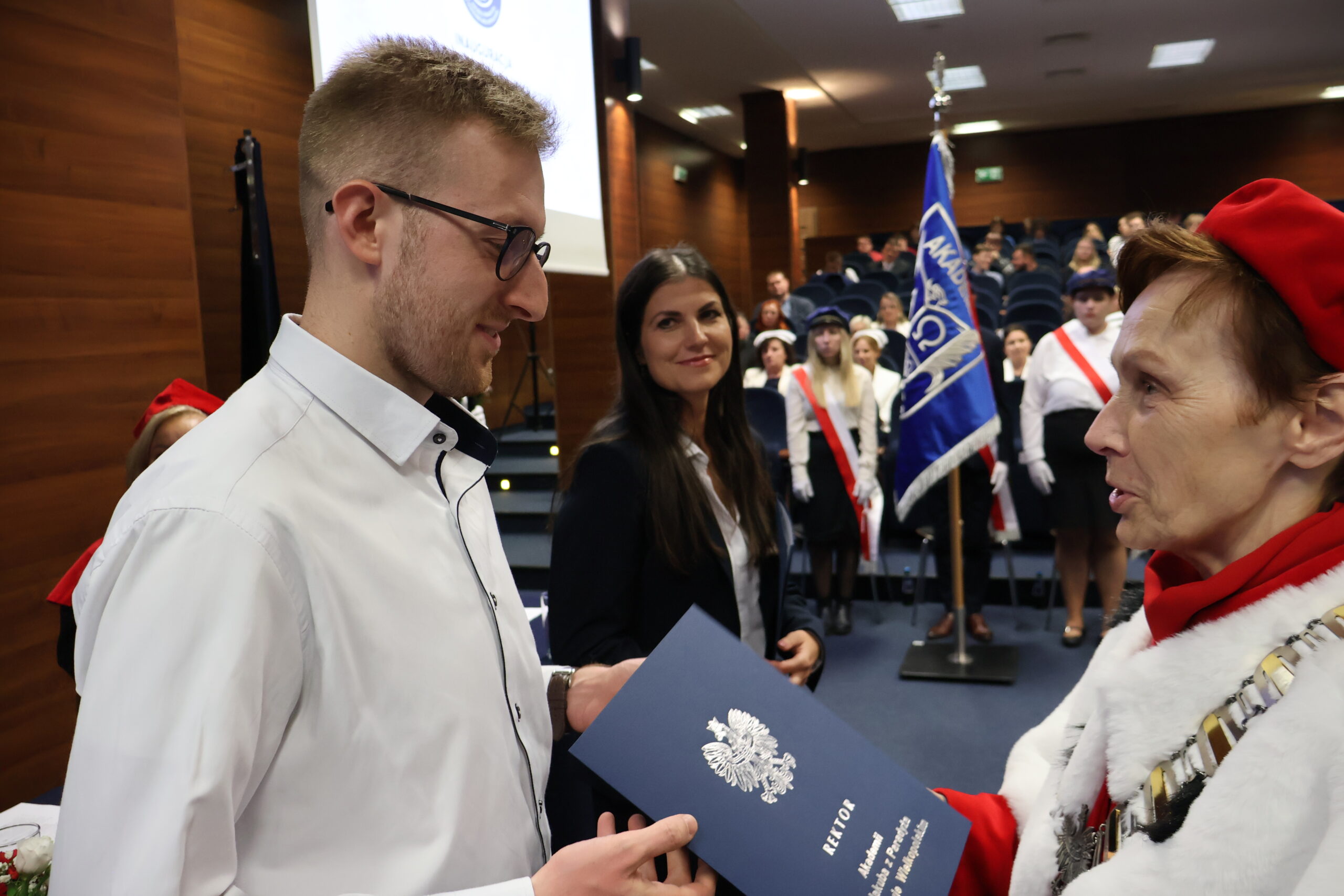 Na zdjęciu JM Rektor prof. dr hab. Elżbieta Skorupska-Raczyńska podczas wręczania nagród za najlepsze prace z poprzedniego roku akademickiego.