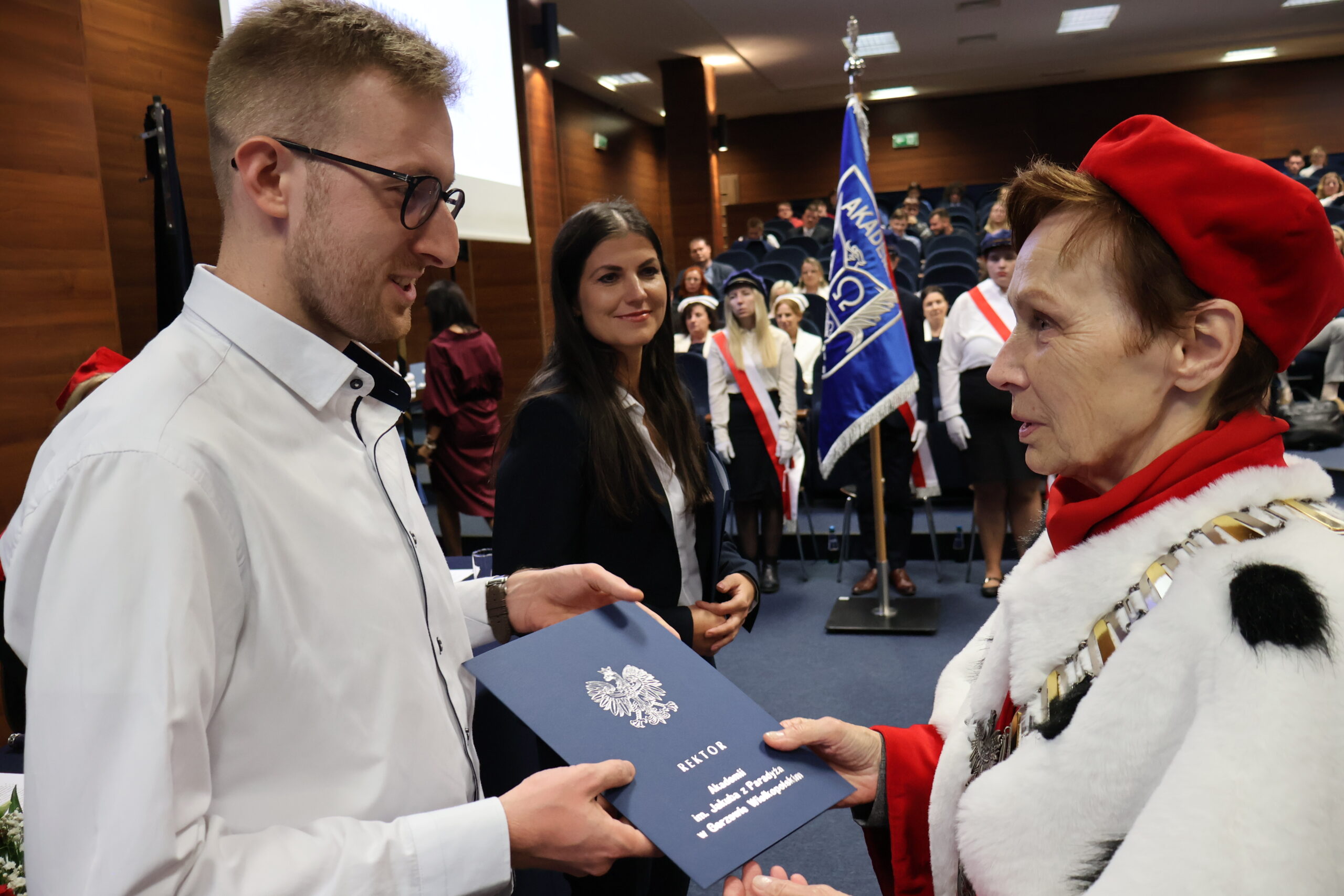 Na zdjęciu JM Rektor prof. dr hab. Elżbieta Skorupska-Raczyńska podczas wręczania nagród za najlepsze prace z poprzedniego roku akademickiego.