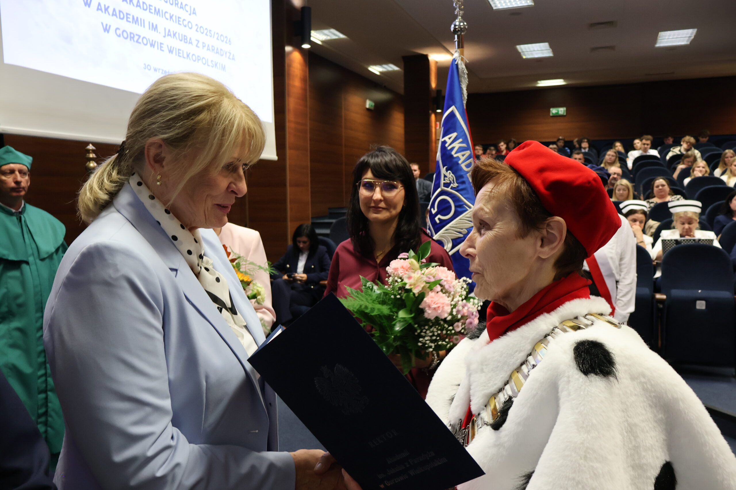 Na zdjęciu JM Rektor prof. dr hab. Elżbieta Skorupska-Raczyńska podczas wręczania podziękowań dla tych, którzy odchodzą na emeryturę.