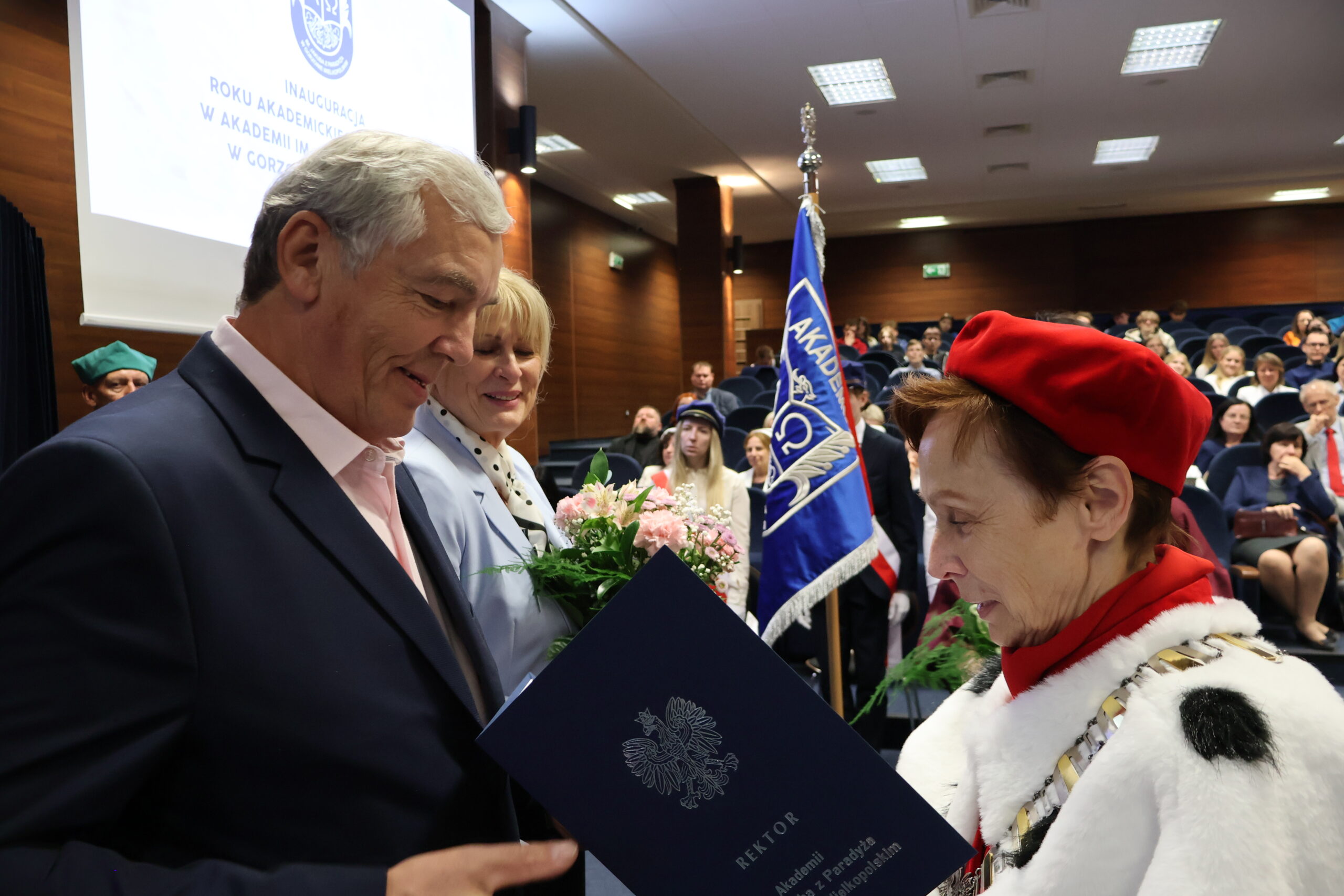 Na zdjęciu JM Rektor prof. dr hab. Elżbieta Skorupska-Raczyńska podczas wręczania podziękowań dla tych, którzy odchodzą na emeryturę.