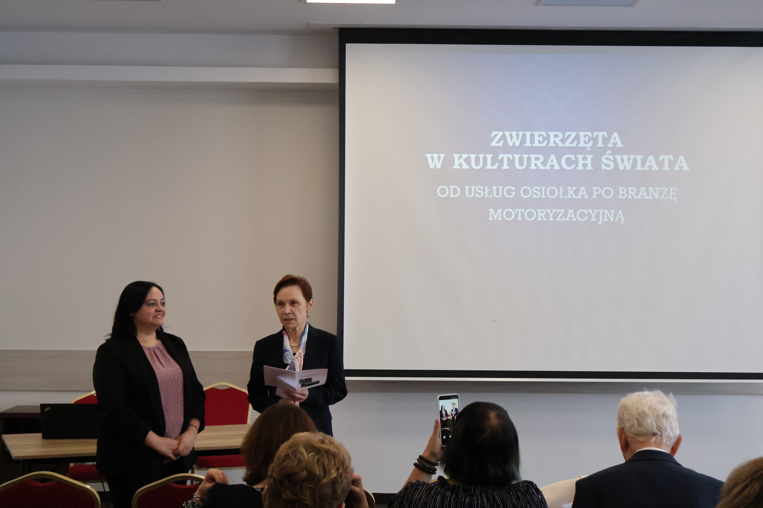 Na zdjęciu od lewej: dr Joanna Rutkowska i prof. dr hab. Elżbieta Skorupska-Raczyńska oraz uczestnicy konferencji