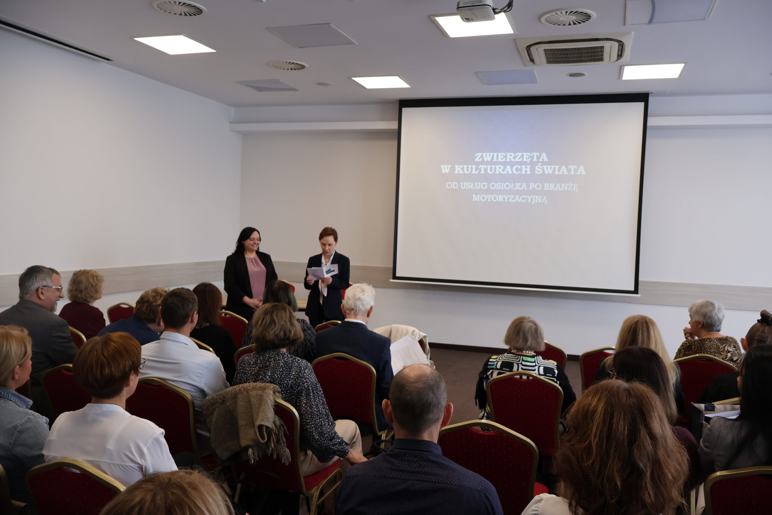 Na zdjęciu od lewej: dr Joanna Rutkowska i prof. dr hab. Elżbieta Skorupska-Raczyńska oraz uczestnicy konferencji