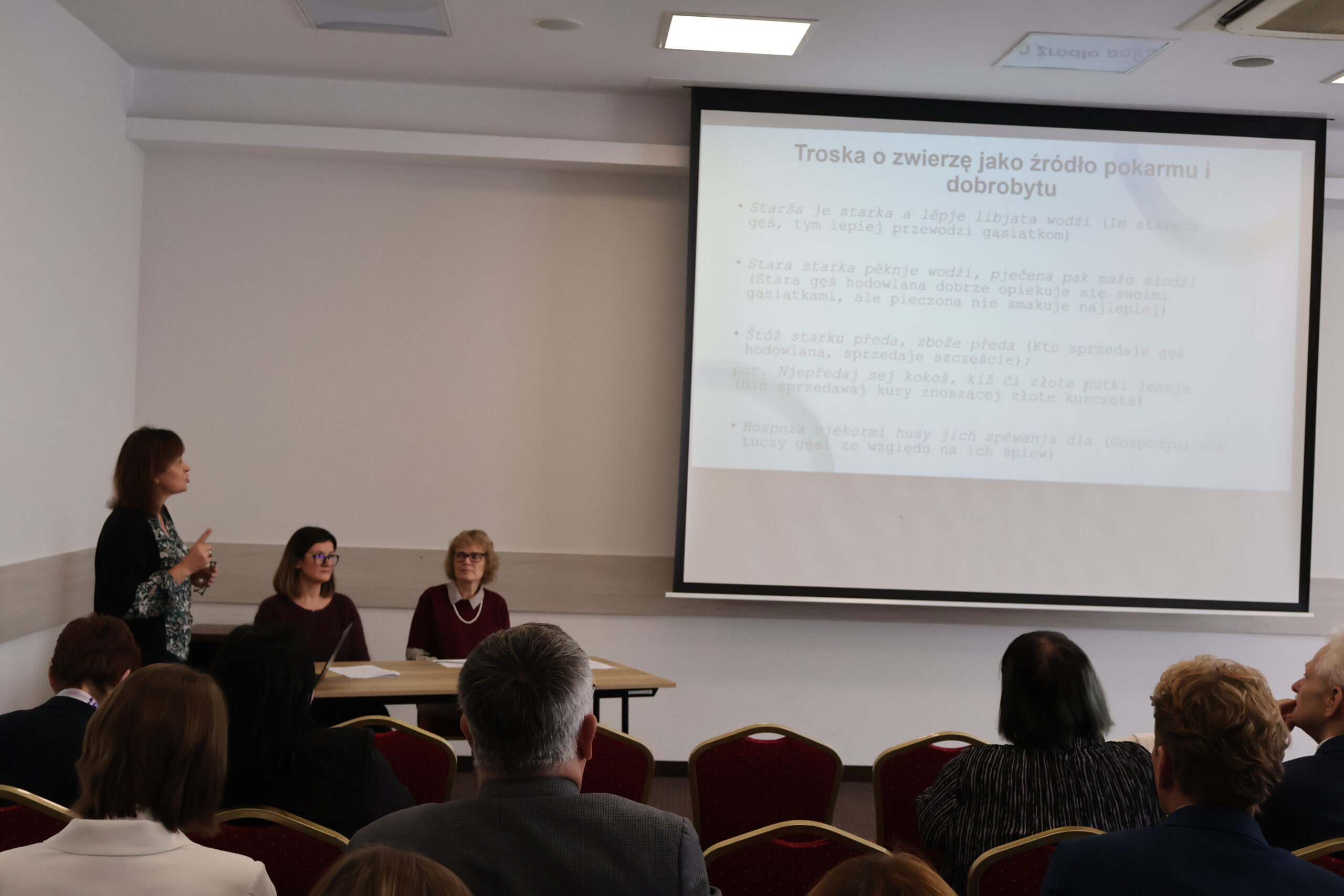 Na zdjęciu: dr hab. prof. UJ Renata Bura podczas wygłaszania referatu oraz uczestnicy konferencji