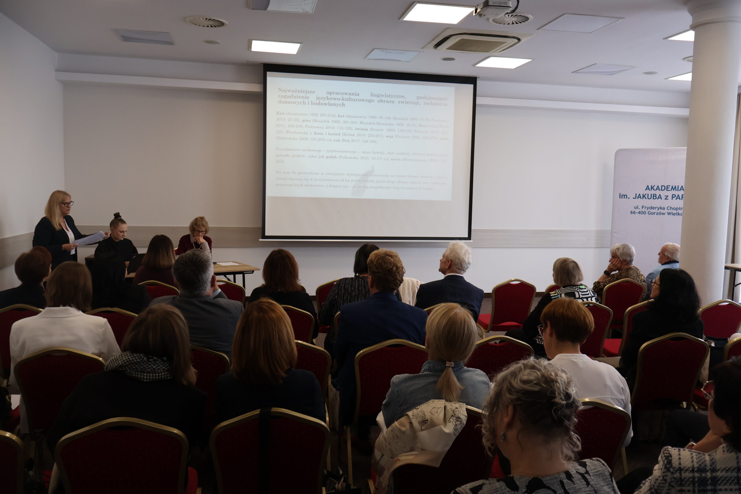 Na zdjęciu: prof. dr hab. Małgorzata Święcicka podczas wygłaszania referatu oraz uczestnicy konferencji