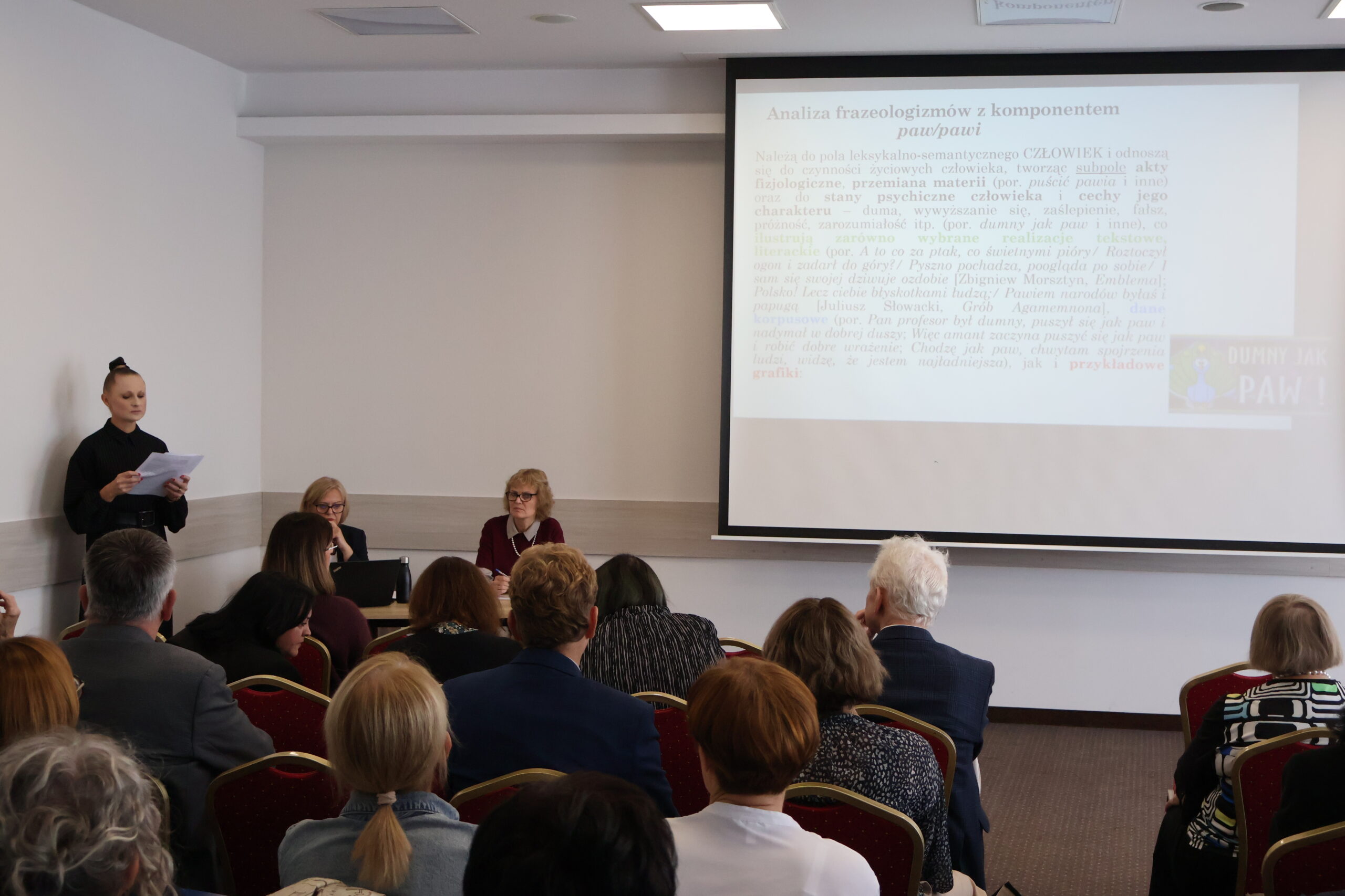Na zdjęciu: dr Monika Peplińska podczas wygłaszania referatu oraz uczestnicy konferencji