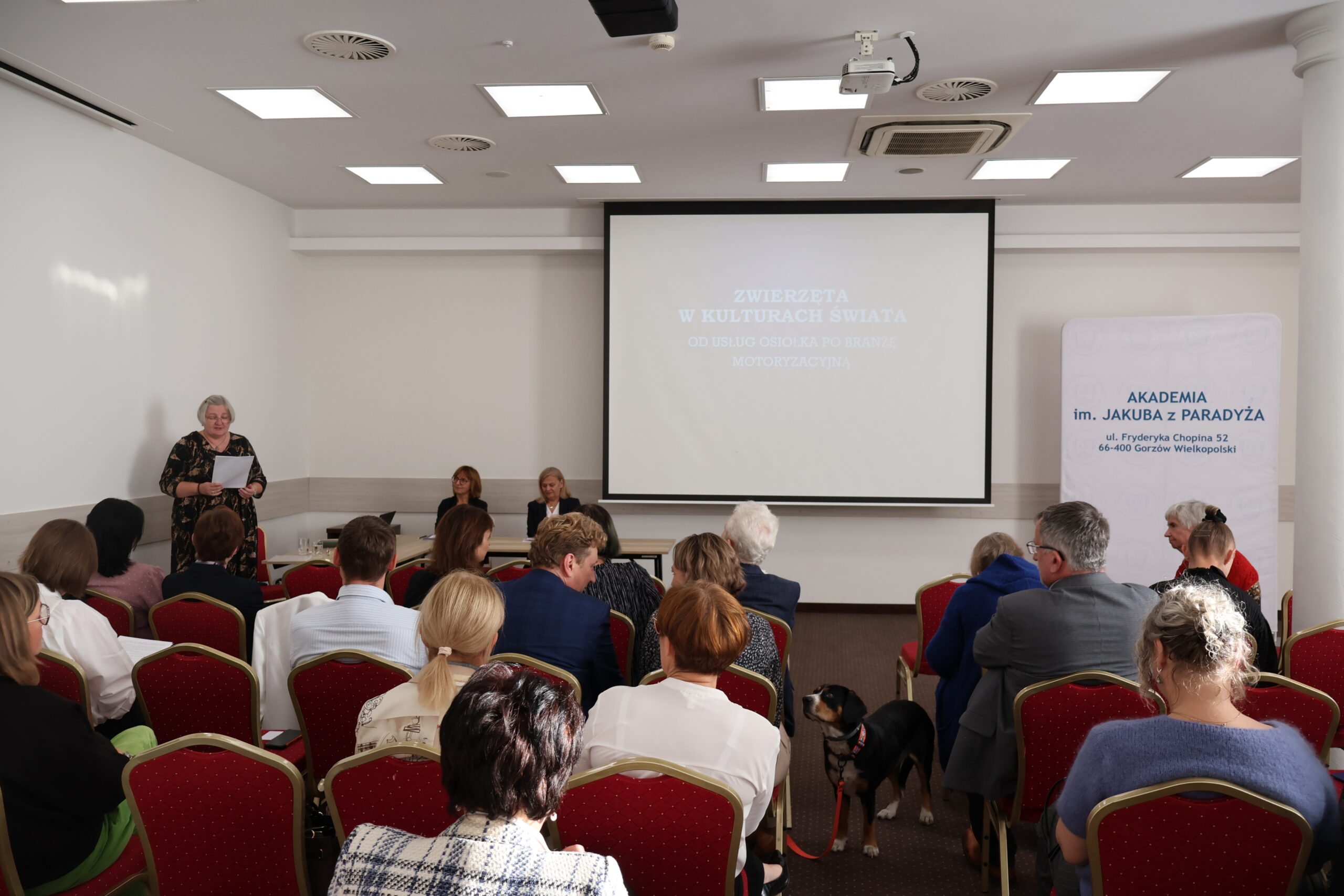 Na zdjęciu: dr hab. prof. UAM Katarzyna Czarnecka podczas wygłaszania referatu oraz uczestnicy konferencji