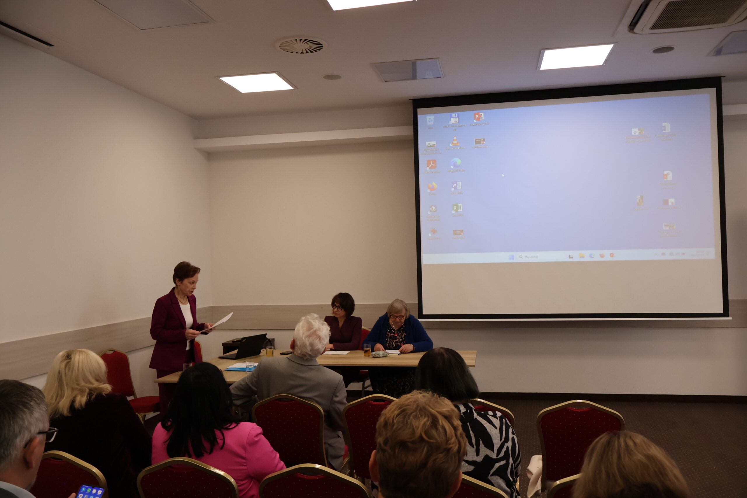 Na zdjęciu: prof. dr hab. Elżbieta Skorupska-Raczyńska podczas wygłaszania referatu oraz uczestnicy konferencji
