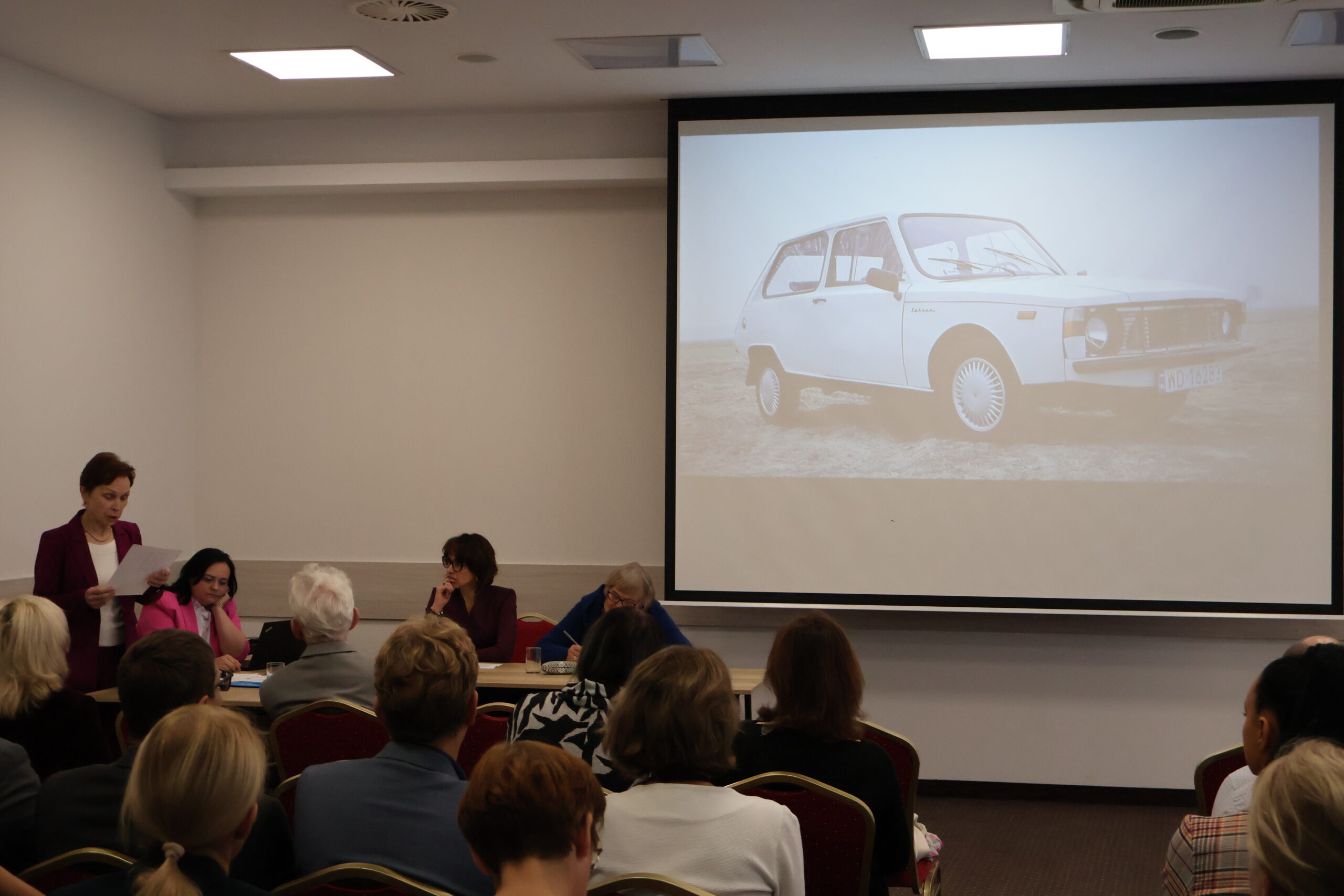 Na zdjęciu: prof. dr hab. Elżbieta Skorupska-Raczyńska podczas wygłaszania referatu oraz uczestnicy konferencji
