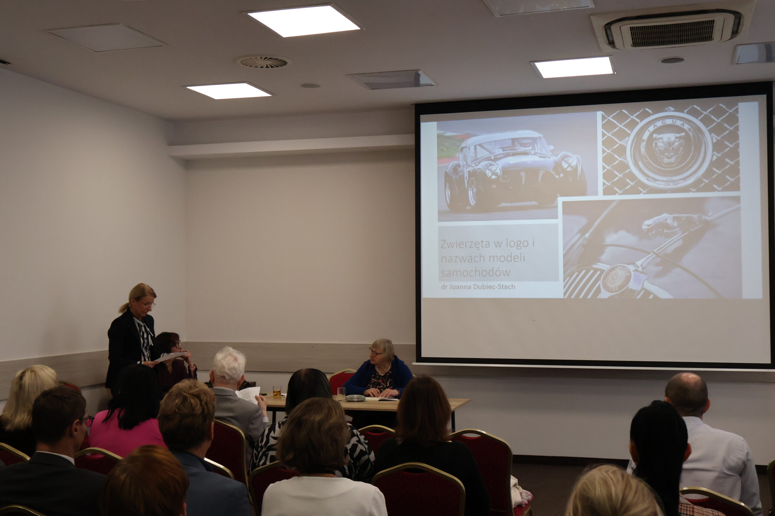 Na zdjęciu: dr Joanna Dubiec-Stach podczas wygłaszania referatu oraz uczestnicy konferencji