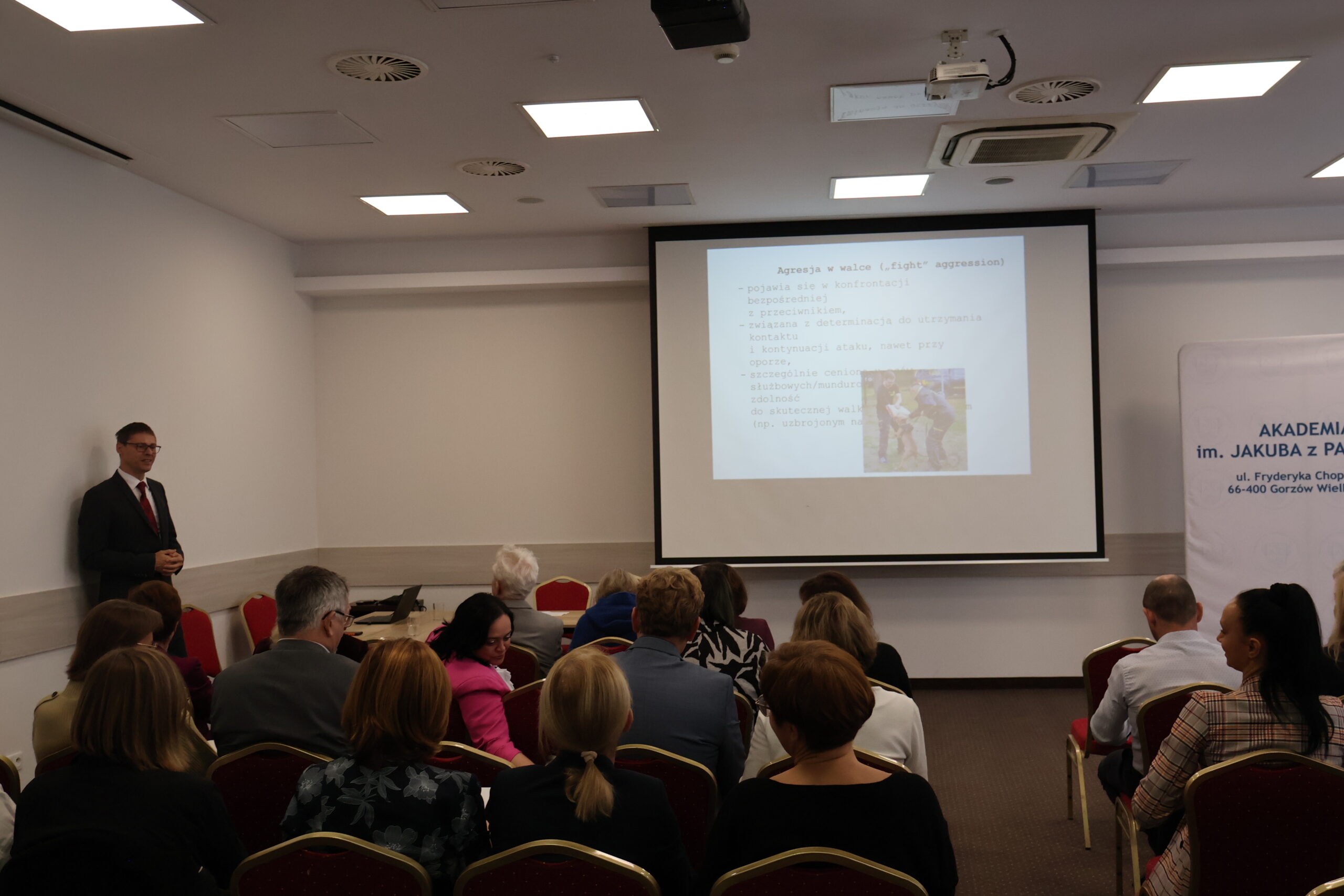 Na zdjęciu: dr hab. Janusz Strychalski podczas wygłaszania referatu oraz uczestnicy konferencji