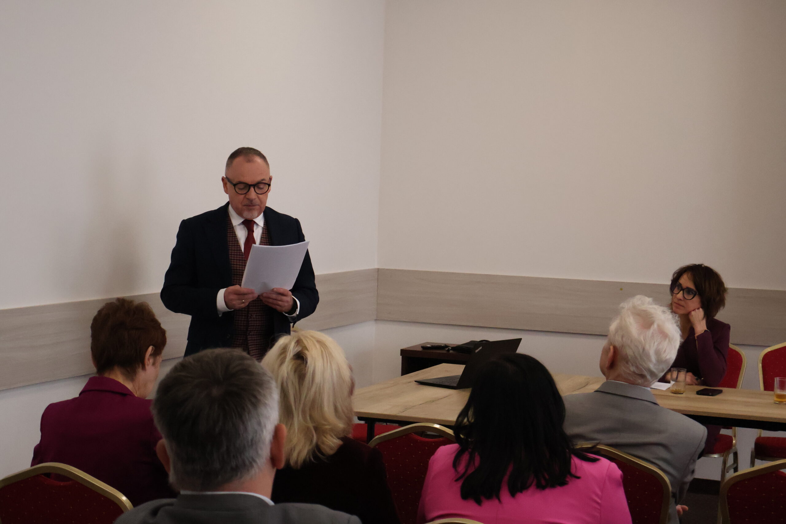 Na zdjęciu: dr Wojciech Kuska podczas wygłaszania referatu oraz uczestnicy konferencji