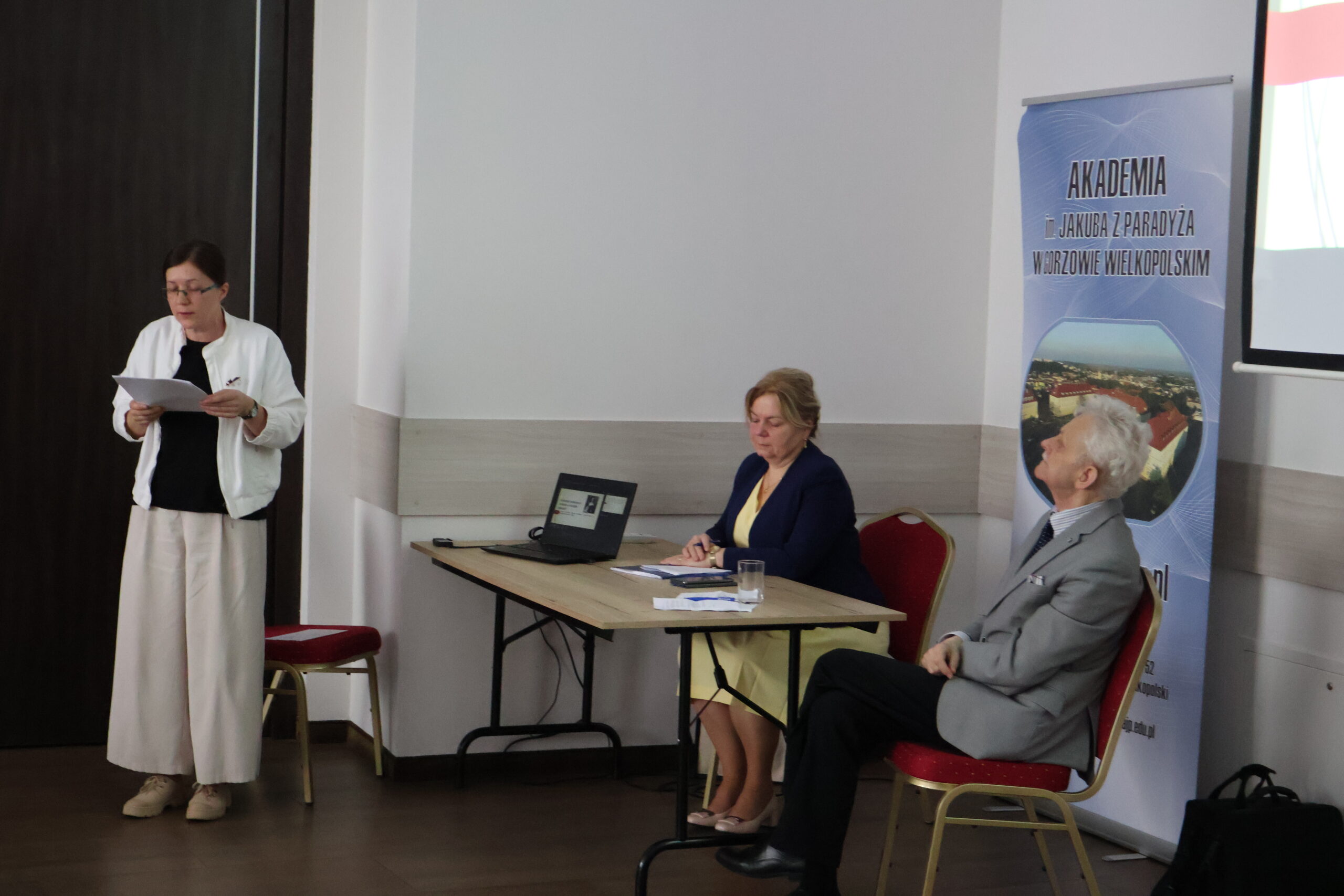 Na zdjęciu: dr hab. prof. UAM Monika Szczot podczas wygłaszania referatu, przy stole prof. dr hab. Tadeusz Lewaszkiewicz i prof. AJP dr Jolanta Gebreselassie