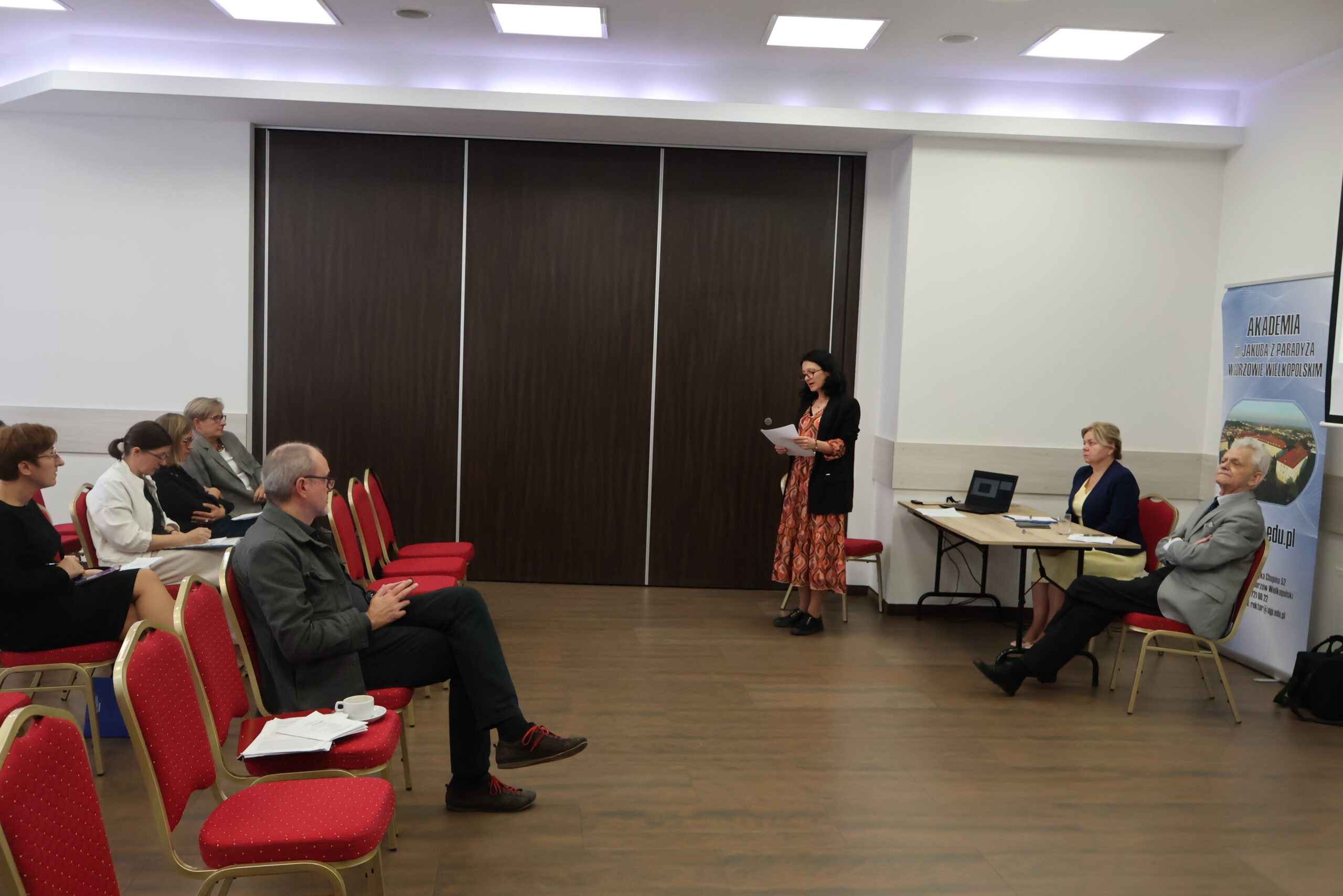 Na zdjęciu: dr Joanna Ziemkowska podczas wygłaszania referatu oraz uczestnicy konferencji