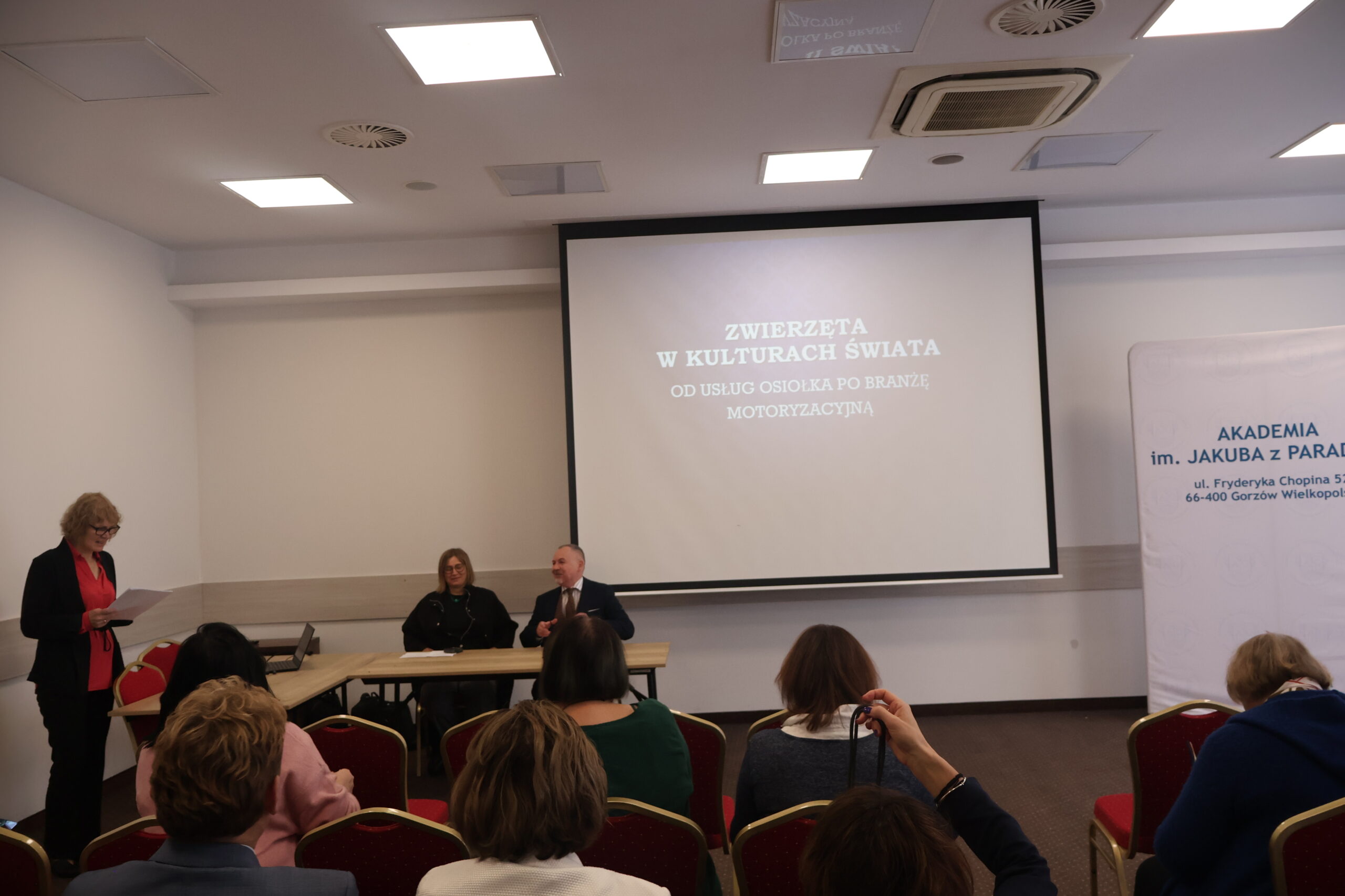Na zdjęciu: prof. AJP dr Dorota Skrocka podczas wygłaszania referatu, przy stole prof. AJP dr hab. Magdalena Jaworska i dr Wojciech Kuska