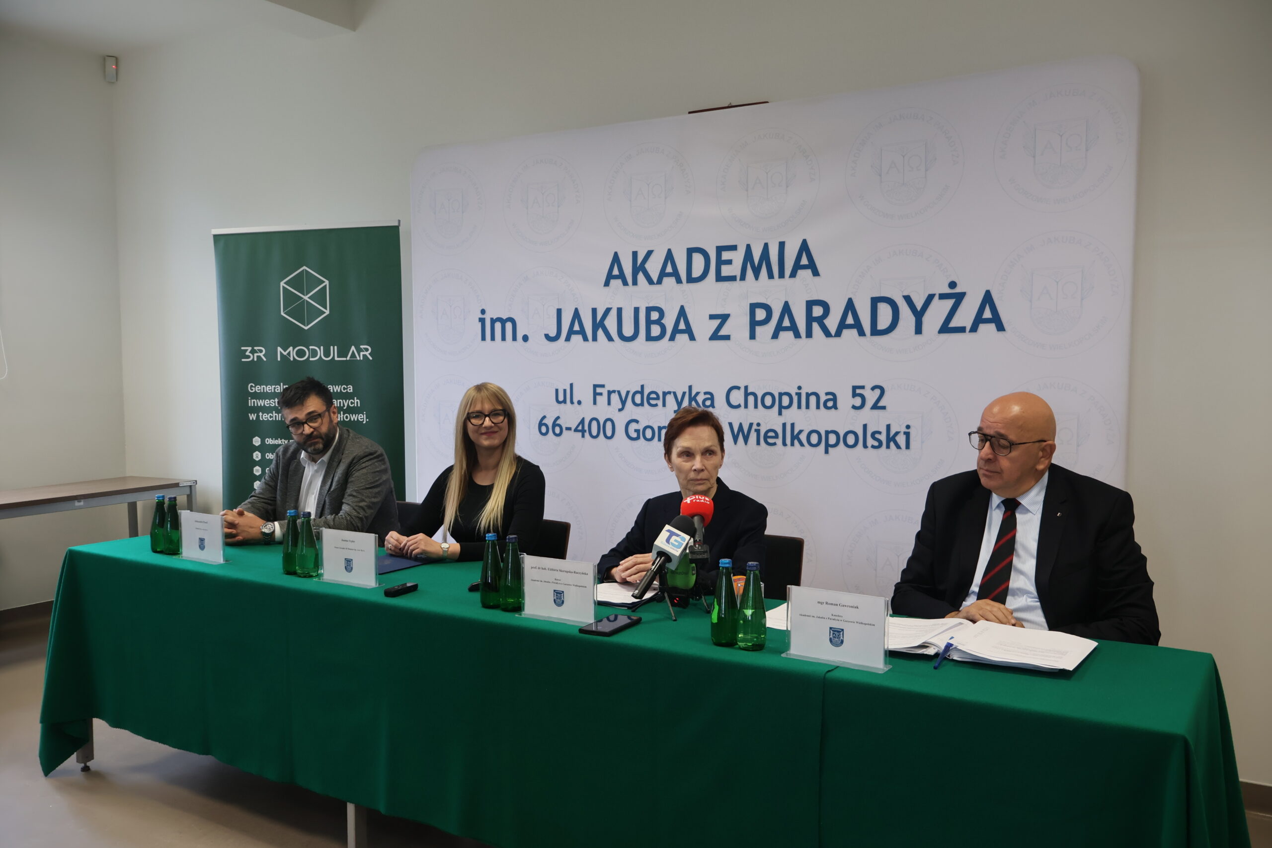 Na zdjęciu od prawej za stołem: mgr Roman Gawroniak, Rektor Akademii im. Jakuba z Paradyża - prof. dr hab. Elżbieta Skorupska-Raczyńska, Prezes Zarządu Wykonawcy 3R MODULAR Pani Joanna Sypko,Przedstawiciel firmy CLIMATIC Pan Aleksander Panek podczas podpisania umowy o budowę nowego budynku 3bis na terenie przy ul. Fryderyka Chopina 52. wypowiada się do mediów. JM Rektor wypowiada się do mediów.