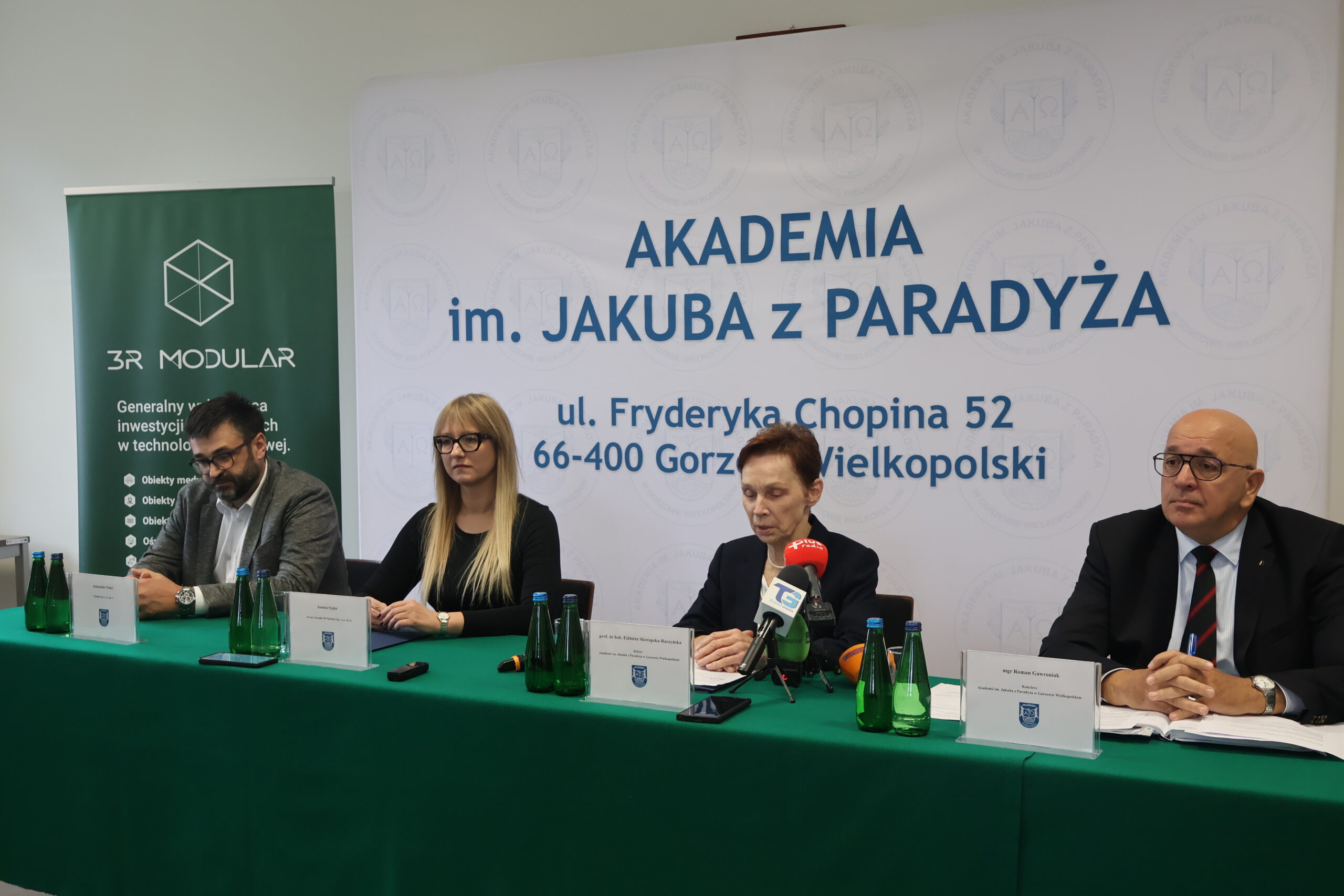 Na zdjęciu od prawej za stołem: mgr Roman Gawroniak, Rektor Akademii im. Jakuba z Paradyża - prof. dr hab. Elżbieta Skorupska-Raczyńska, Prezes Zarządu Wykonawcy 3R MODULAR Pani Joanna Sypko,Przedstawiciel firmy CLIMATIC Pan Aleksander Panek podczas podpisania umowy o budowę nowego budynku 3bis na terenie przy ul. Fryderyka Chopina 52. wypowiada się do mediów. JM Rektor wypowiada się do mediów.