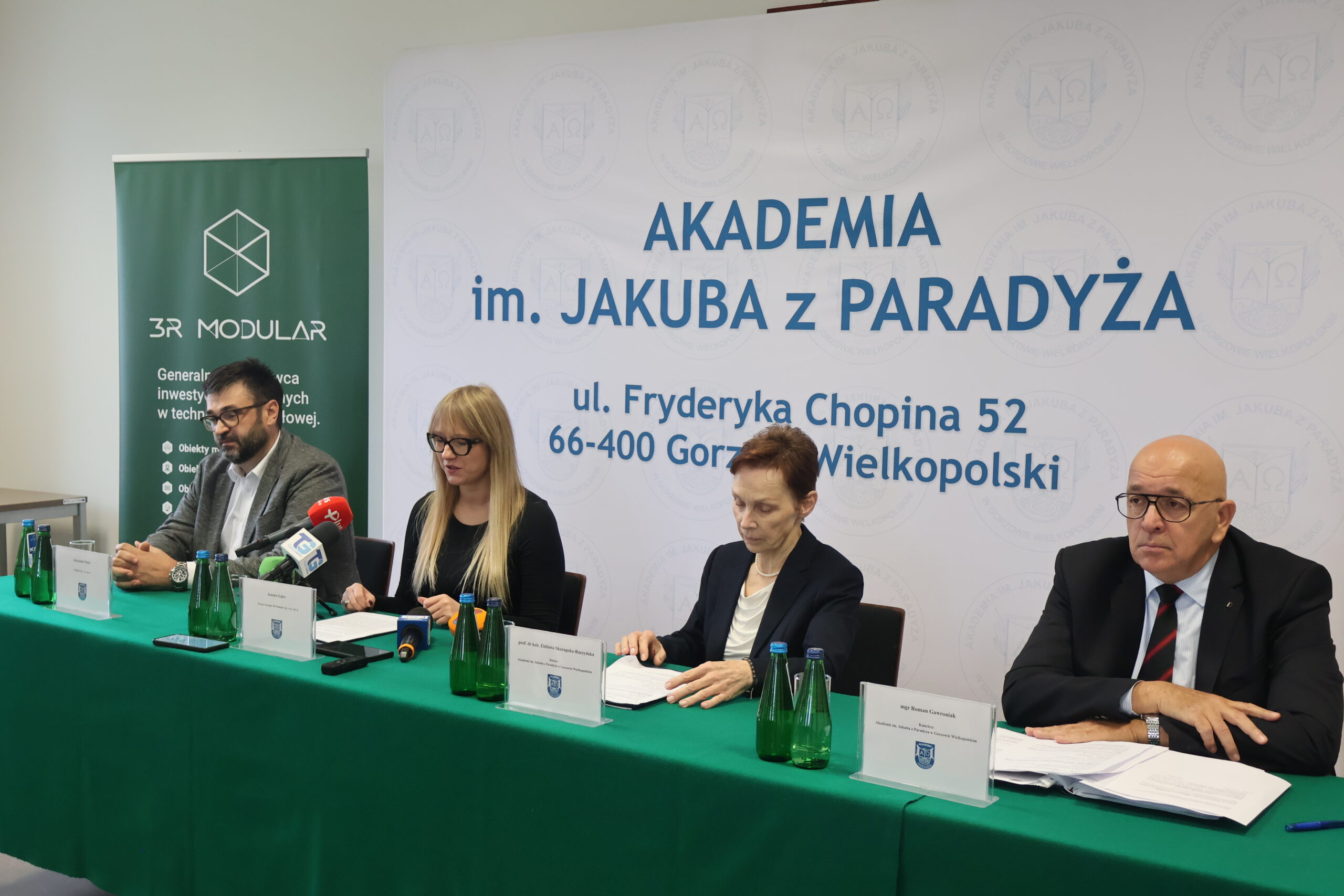 Na zdjęciu od prawej za stołem: mgr Roman Gawroniak, Rektor Akademii im. Jakuba z Paradyża - prof. dr hab. Elżbieta Skorupska-Raczyńska, Prezes Zarządu Wykonawcy 3R MODULAR Pani Joanna Sypko,Przedstawiciel firmy CLIMATIC Pan Aleksander Panek podczas podpisania umowy o budowę nowego budynku 3bis na terenie przy ul. Fryderyka Chopina 52. wypowiada się do mediów. Prezes Zarządu Wykonawcy 3R MODULAR Pani Joanna Sypko wypowiada się do mediów.