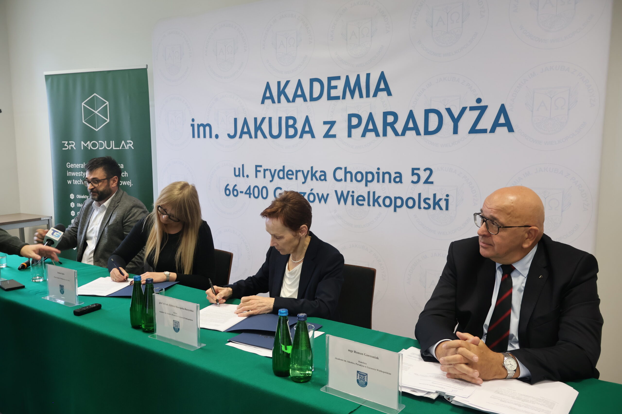 Na zdjęciu od prawej za stołem: mgr Roman Gawroniak, Rektor Akademii im. Jakuba z Paradyża - prof. dr hab. Elżbieta Skorupska-Raczyńska, Prezes Zarządu Wykonawcy 3R MODULAR Pani Joanna Sypko,Przedstawiciel firmy CLIMATIC Pan Aleksander Panek podczas podpisania umowy o budowę nowego budynku 3bis na terenie przy ul. Fryderyka Chopina 52