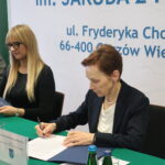 Na zdjęciu od prawej za stołem:, Rektor Akademii im. Jakuba z Paradyża - prof. dr hab. Elżbieta Skorupska-Raczyńska, Prezes Zarządu Wykonawcy 3R MODULAR Pani Joanna Sypko, podpisują umowę o budowę nowego budynku 3bis na terenie przy ul. Fryderyka Chopina 52.