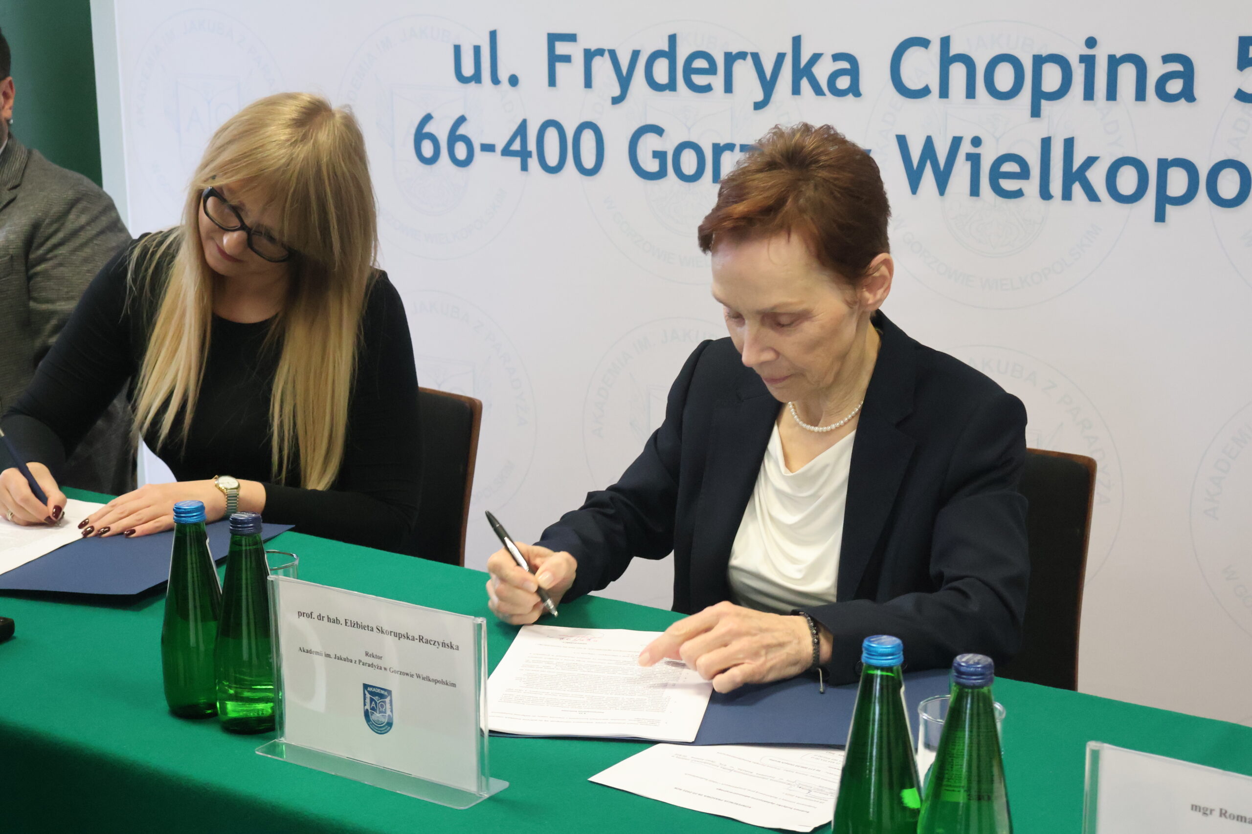 Na zdjęciu od prawej za stołem:, Rektor Akademii im. Jakuba z Paradyża - prof. dr hab. Elżbieta Skorupska-Raczyńska, Prezes Zarządu Wykonawcy 3R MODULAR Pani Joanna Sypko, podpisują umowę o budowę nowego budynku 3bis na terenie przy ul. Fryderyka Chopina 52.