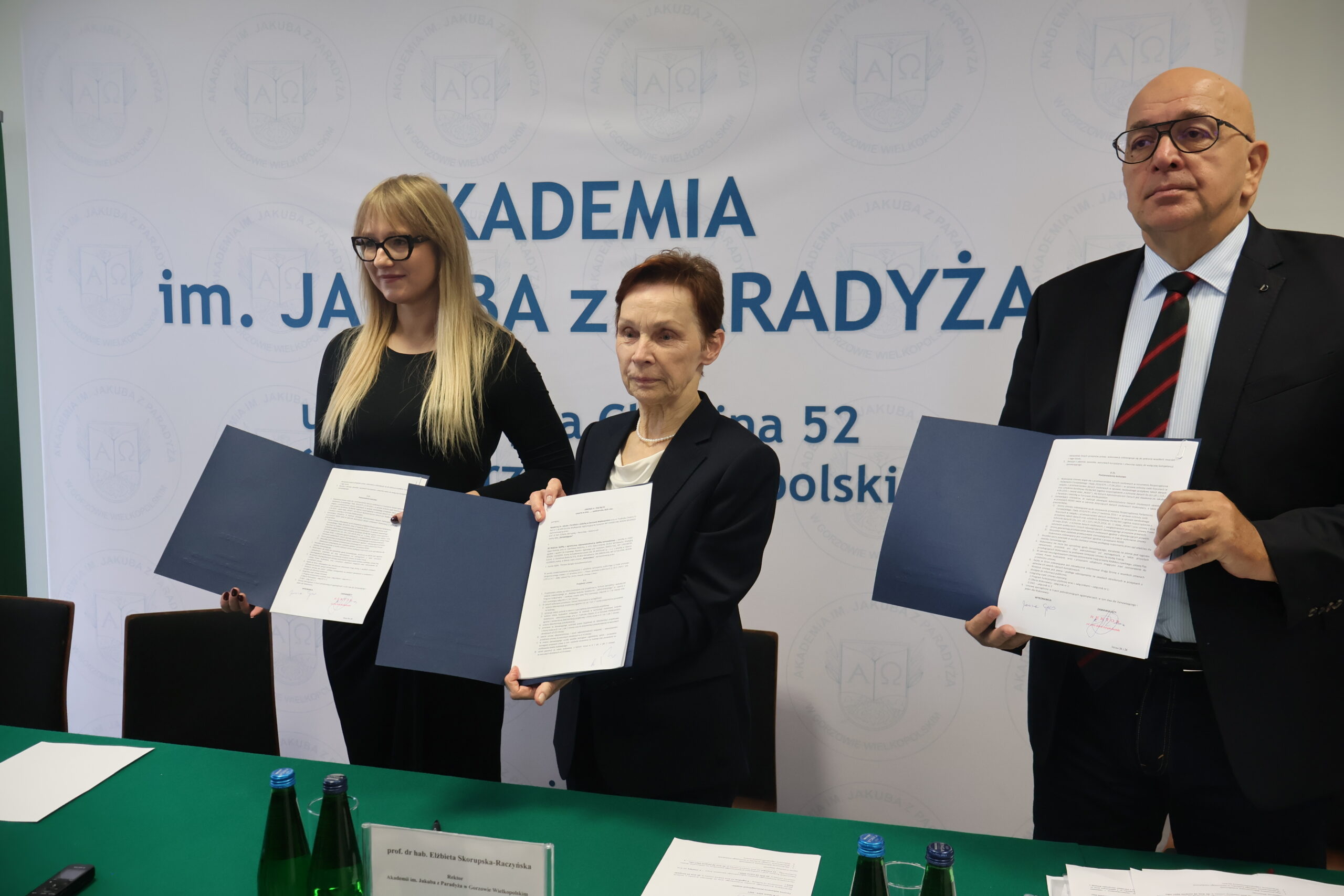 Na zdjęciu od prawej za stołem: mgr Roman Gawroniak, Rektor Akademii im. Jakuba z Paradyża - prof. dr hab. Elżbieta Skorupska-Raczyńska, Prezes Zarządu Wykonawcy 3R MODULAR Pani Joanna Sypko prezentujący dokumenty umowy.