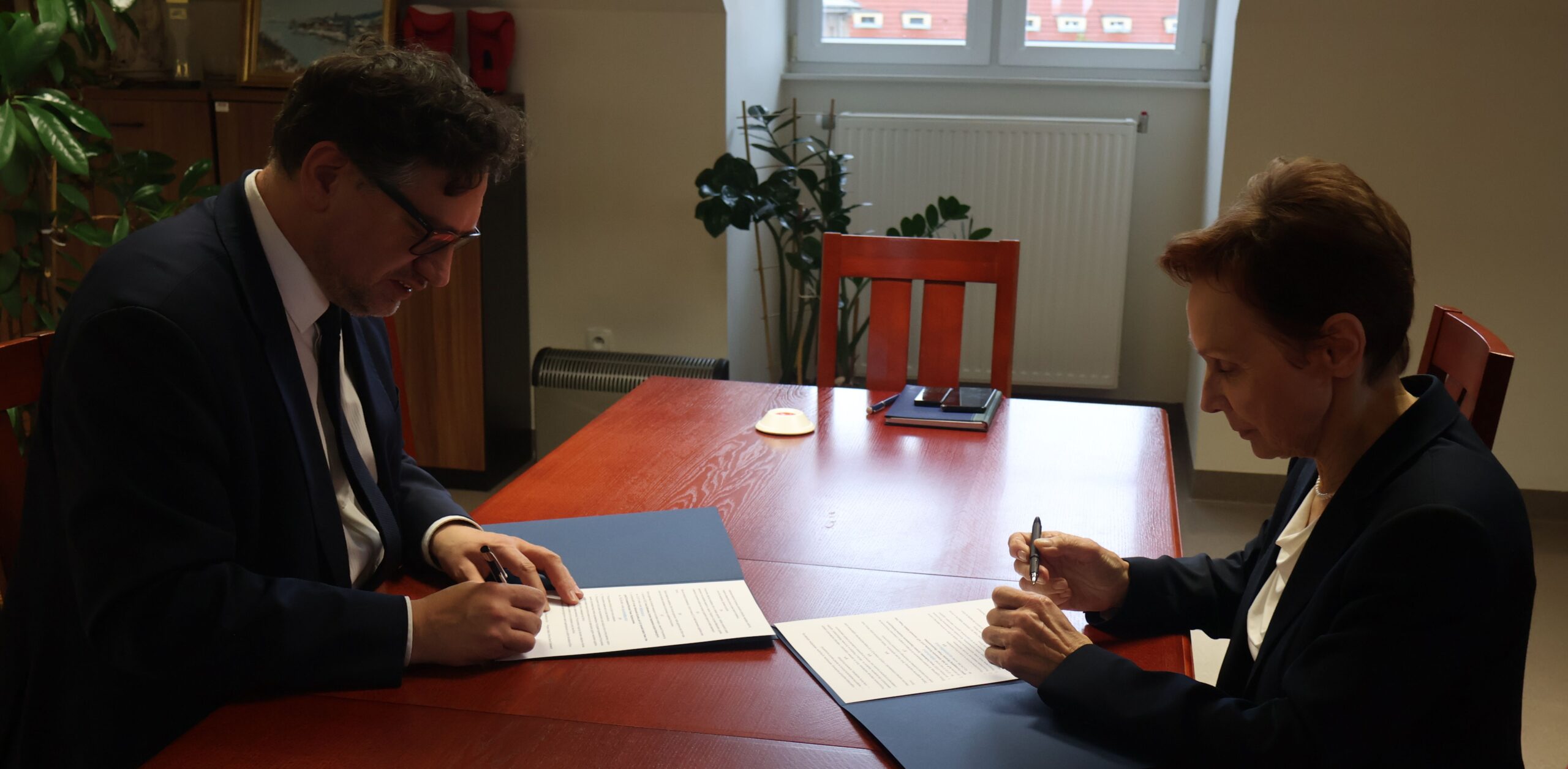 JM Rektor prof. dr hab. Elżbieta Skorupska-Raczyńska (po prawej) podpisuje porozumienie z Prezesem UODO Mirosławem Wróblewskim