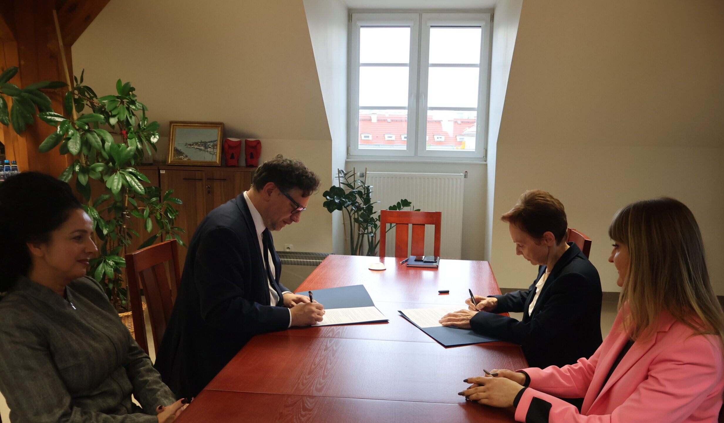 JM Rektor prof. dr hab. Elżbieta Skorupska-Raczyńska (po prawej) podpisuje porozumienie z Prezesem UODO Mirosławem Wróblewskim