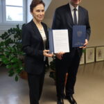 JM Rektor prof. dr hab. Elżbieta Skorupska-Raczyńska (po lewej) po podpisaniu porozumienia z Prezesem UODO Mirosławem Wróblewskim (po prawej)