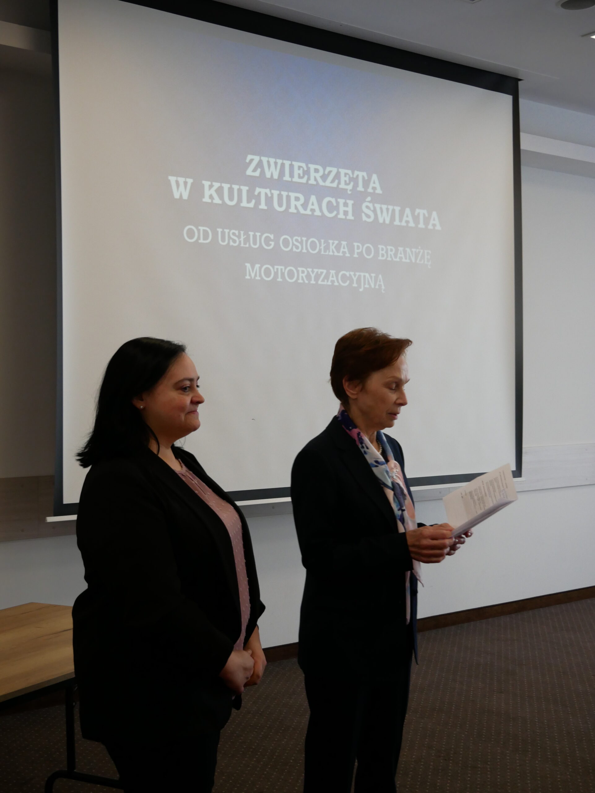 Na zdjęciu od lewej: dr Joanna Rutkowska oraz Rektor AJP prof. dr hab. Elżbieta Skorupska-Raczyńska podczas otwarcia konferencji