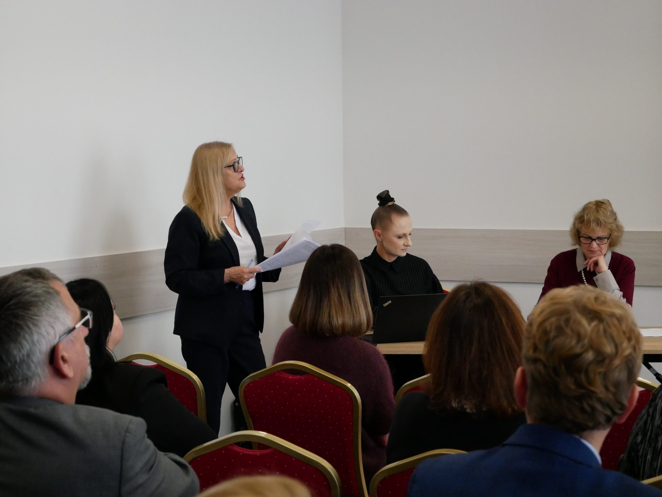 Na zdjęciu: prof. dr hab. Małgorzata Święcicka podczas wygłaszania referatu
