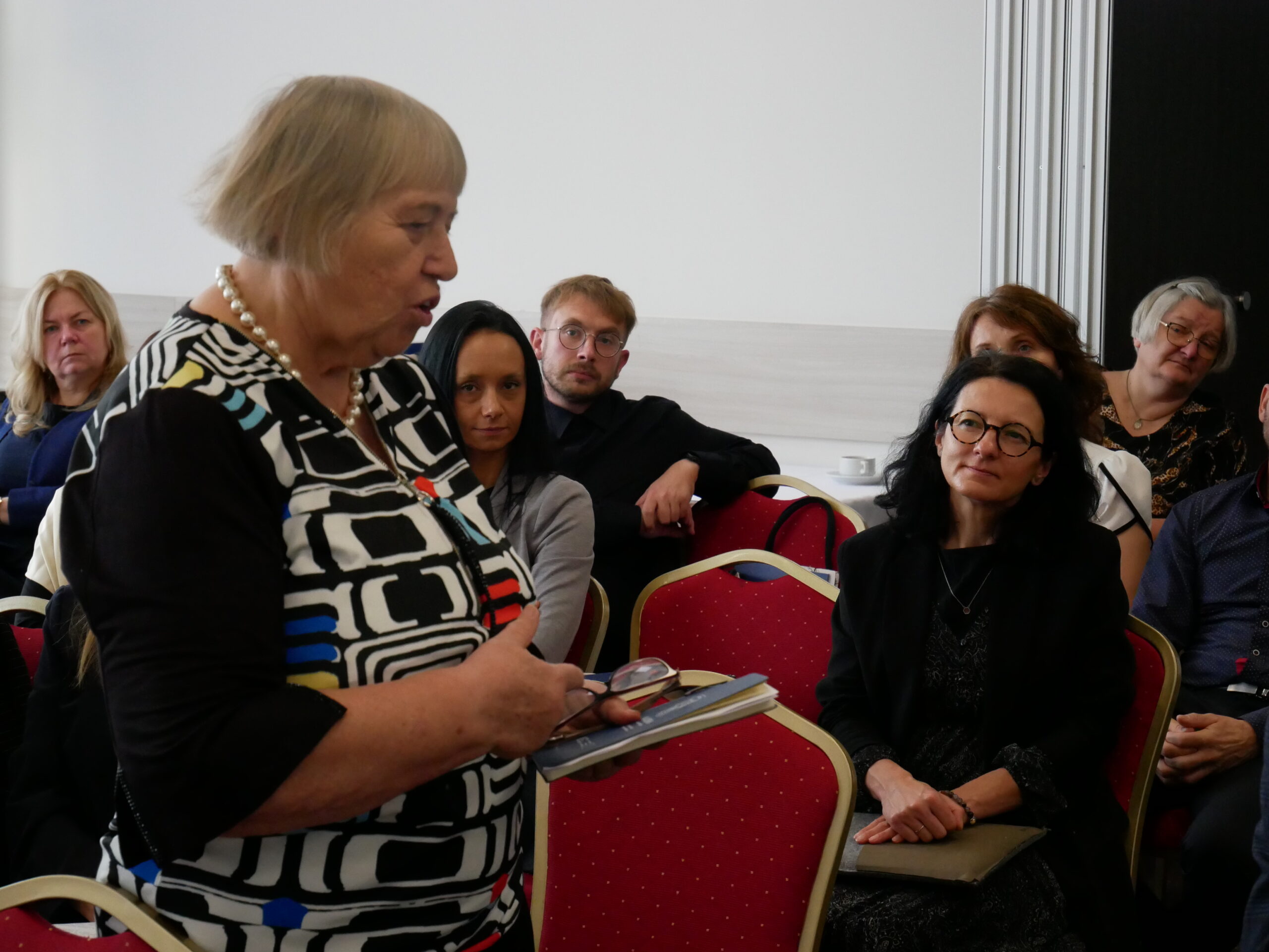 Na zdjęciu: prof. dr hab. Władysława Bryła podczas dyskusji z uczestnikami konferencji po obradach plenarnych