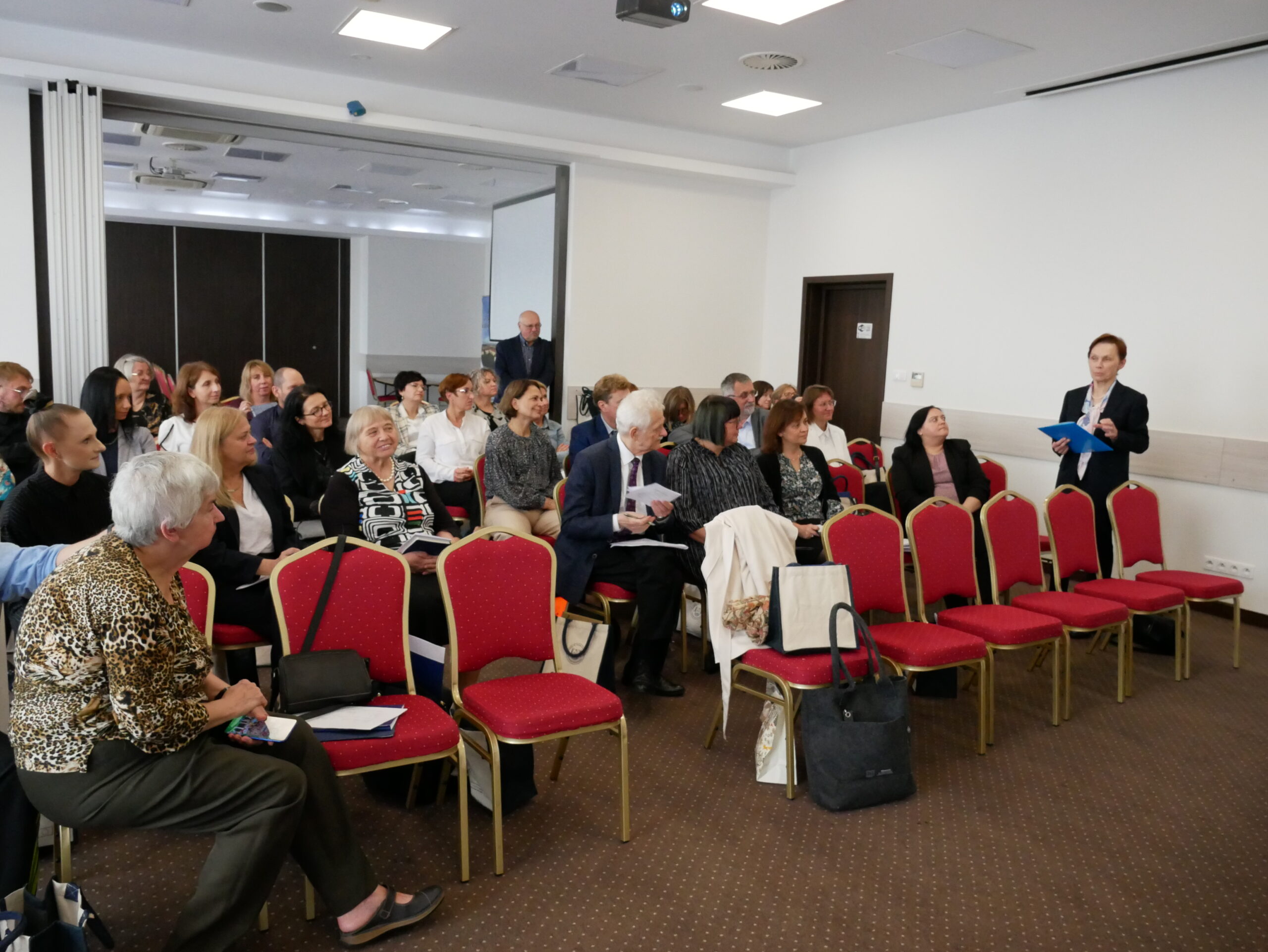 Na zdjęciu: prof. dr hab. Elżbieta Skorupska-Raczyńska podczas dyskusji po obradach plenarnych