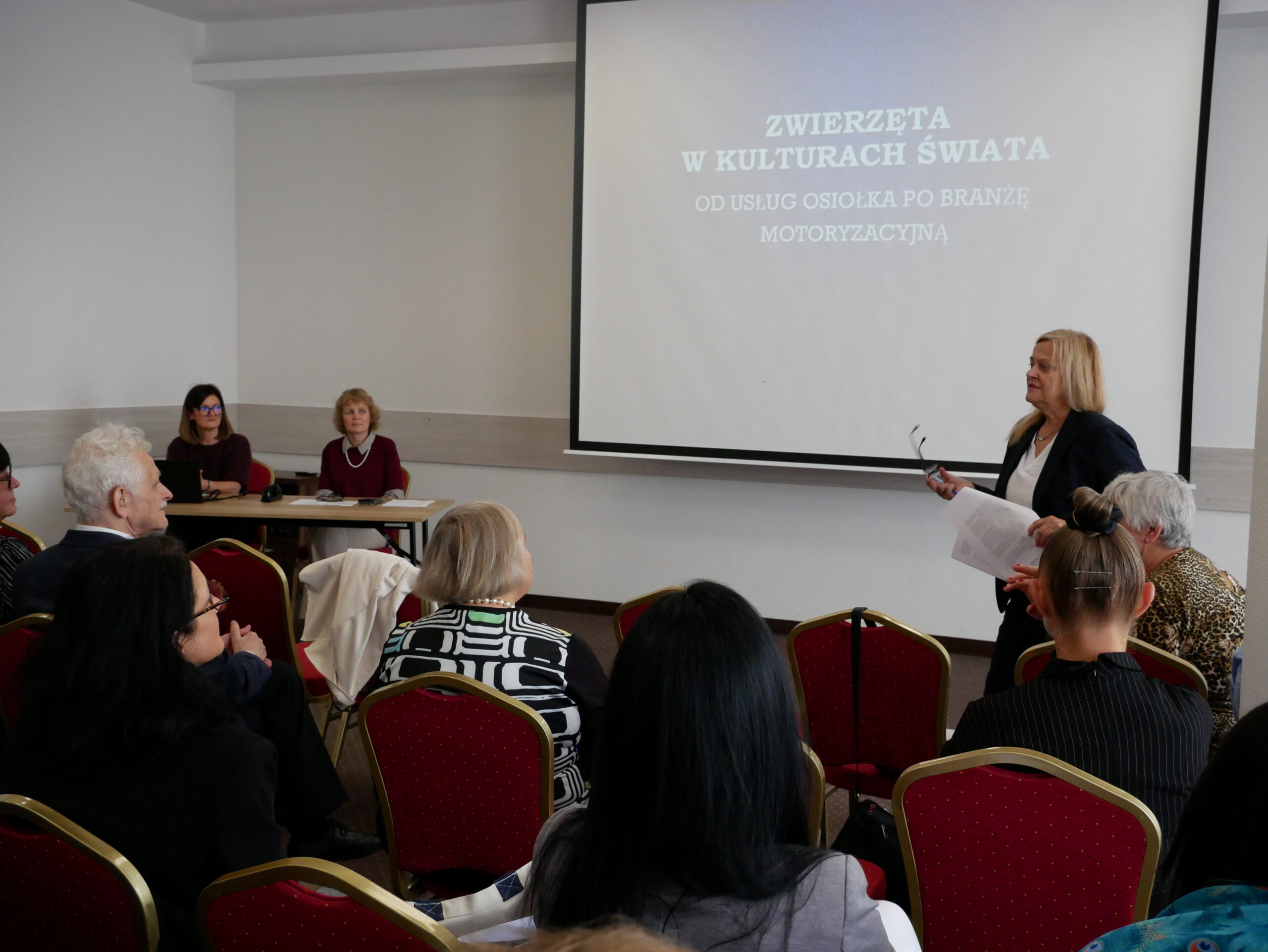 Na zdjęciu: prof. dr hab. Małgorzata Święcicka podczas dyskusji po obradach plenarnych