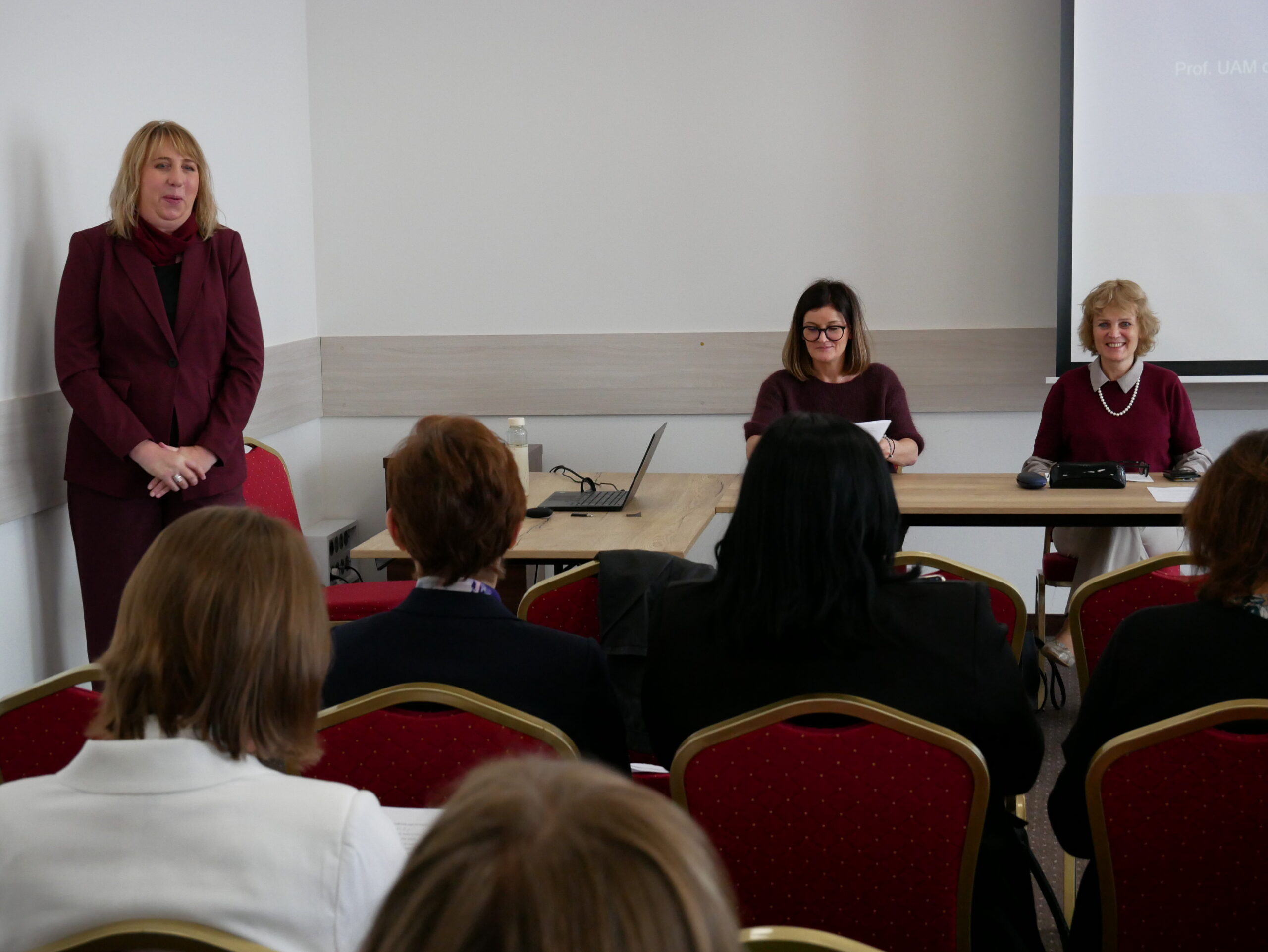 Na zdjęciu: dr hab. prof UAM Joanna Smól podczas wygłaszania referatu oraz mgr Magdalena Łątkowska i prof. AJP dr Dorota Skrocka