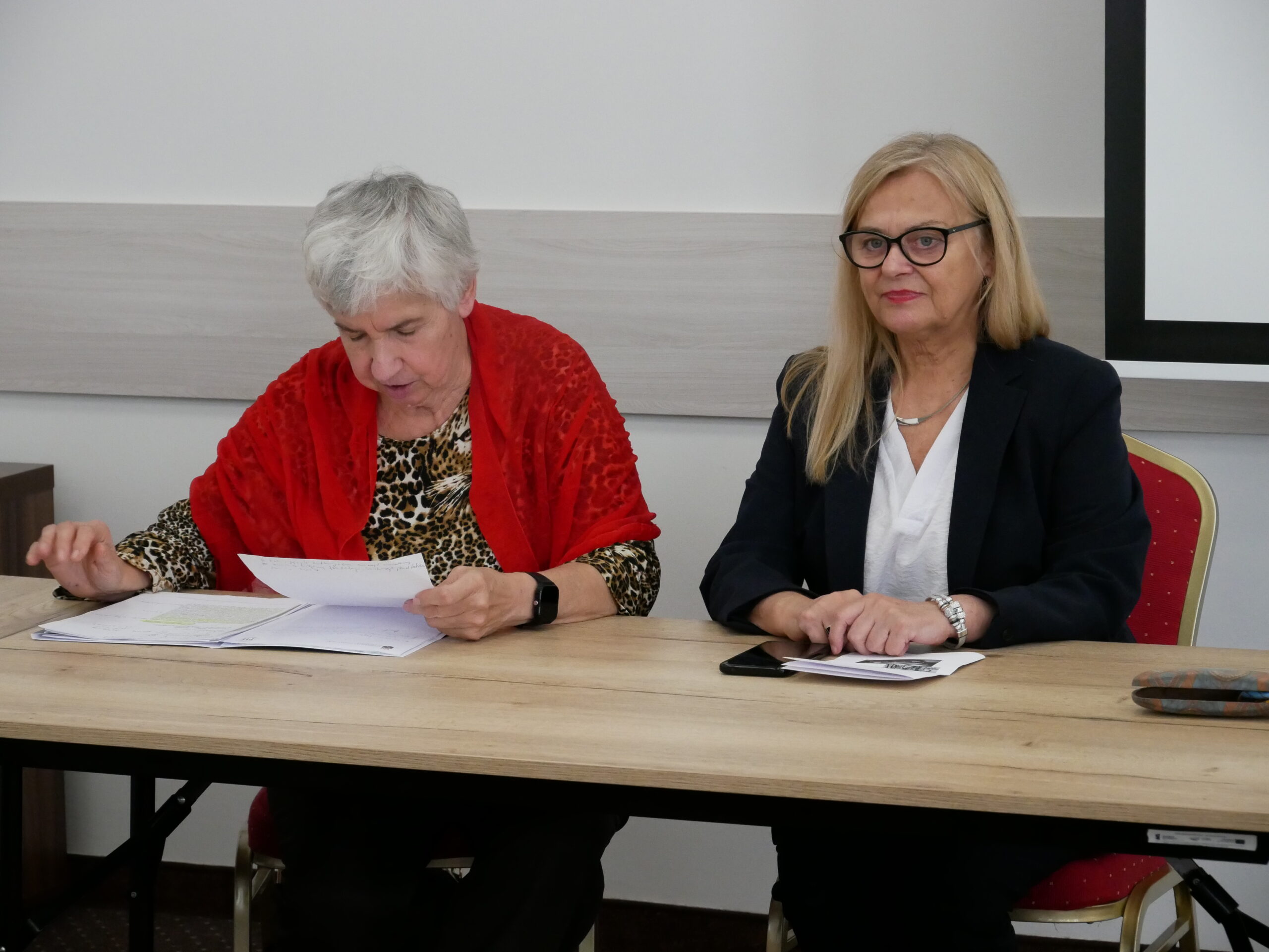 Na zdjęciu od lewej: dr Krystyna Data oraz prof. dr hab. Małgorzata Święcicka