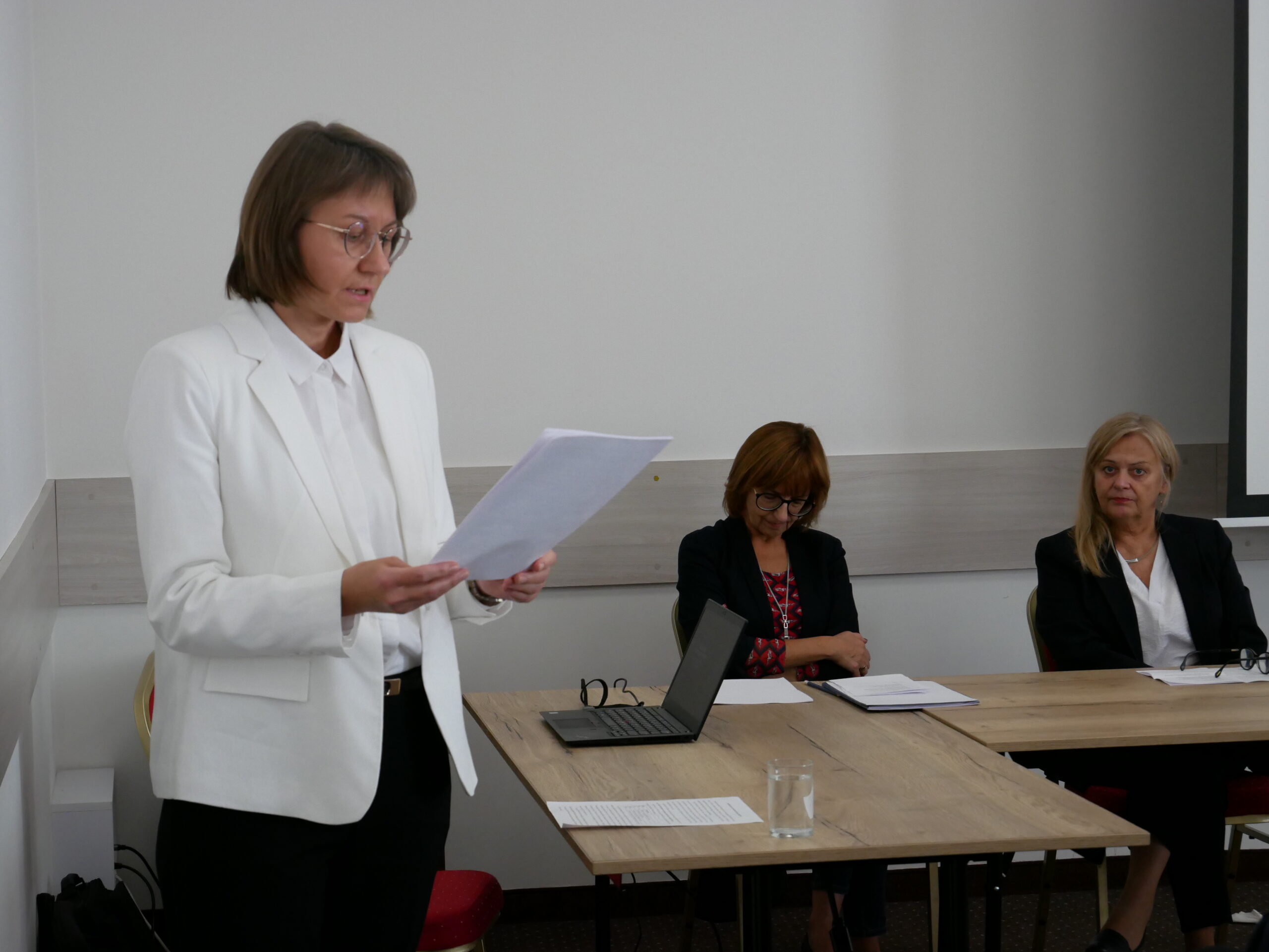 Na zdjęciu od lewej: prof. AJP dr hab. Nataliya Chachrak podczas wygłaszania referatu, przy stole obok dr Renata Janicka-Szyszko i prof. dr hab. Małgorzata Święcicka