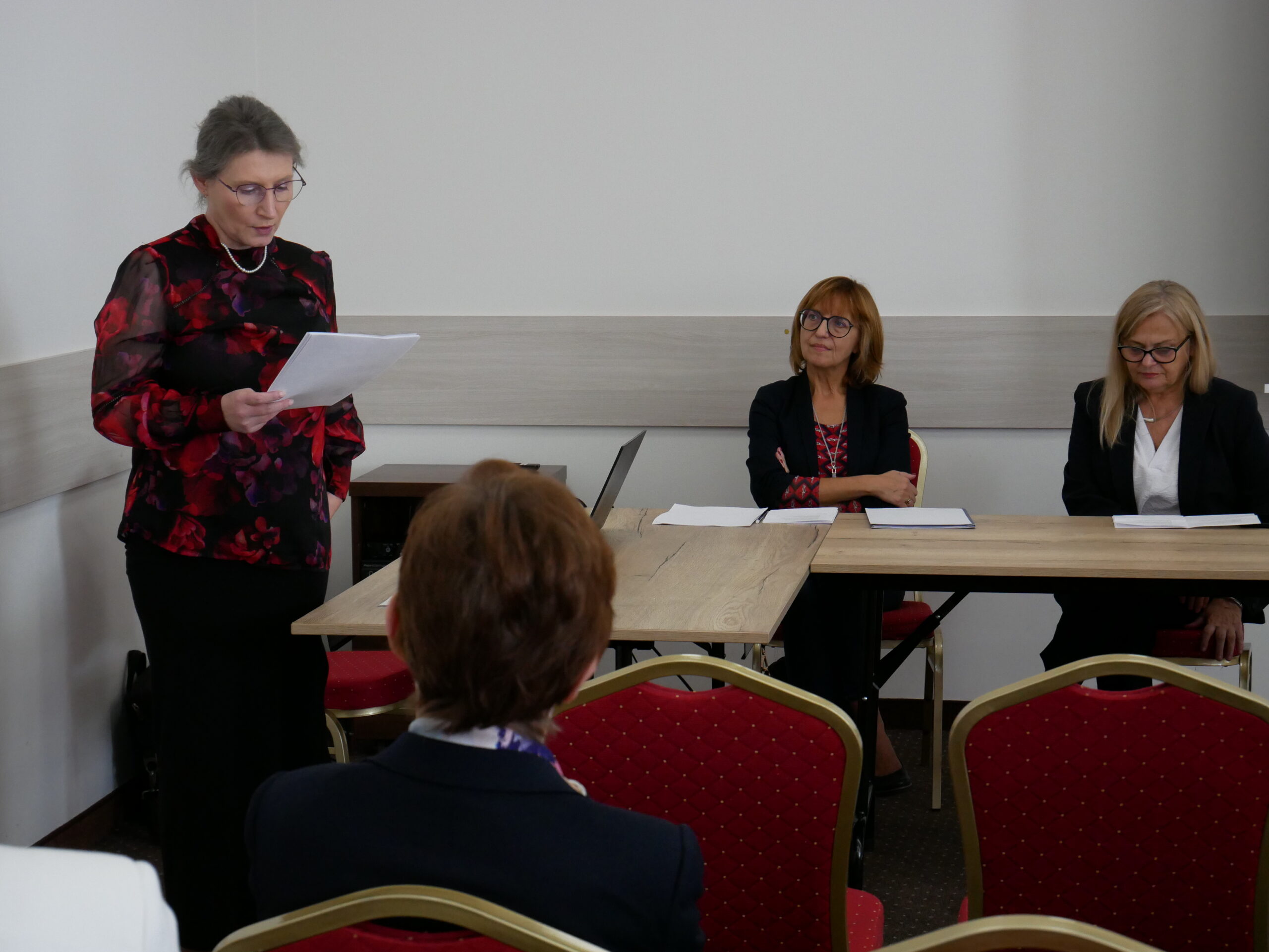 Na zdjęciu od lewej: prof. AJP dr hab. Joanna Rychter podczas wygłaszania referatu, przy stole obok dr Renata Janicka-Szyszko i prof. dr hab. Małgorzata Święcicka