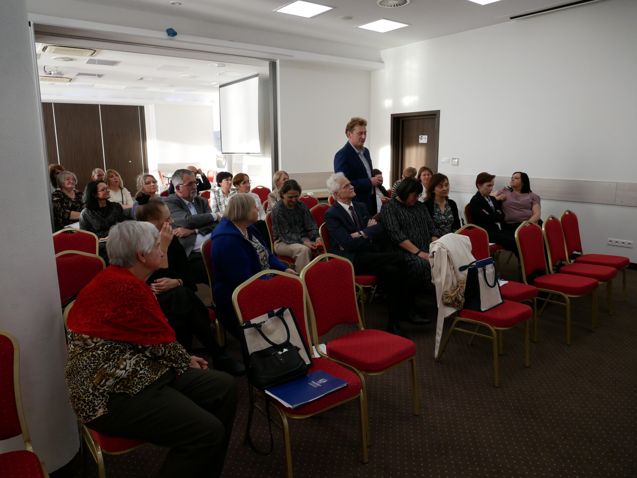 Na zdjęciu: prof. dr hab. Andrzej Gugołek oraz uczestnicy konferencji podczas dyskusji po obradach plenarnych