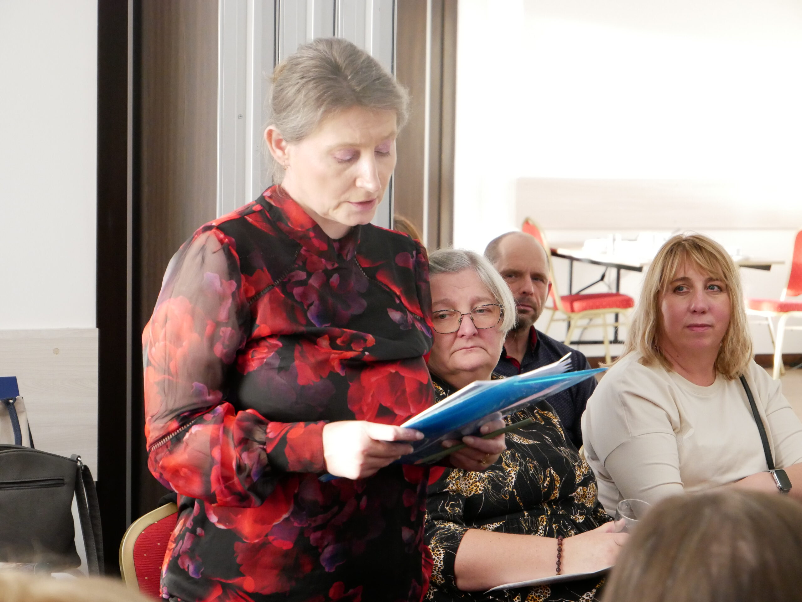 Na zdjęciu: prof. AJP dr hab. Joanna Rychter oraz uczestnicy konferencji
