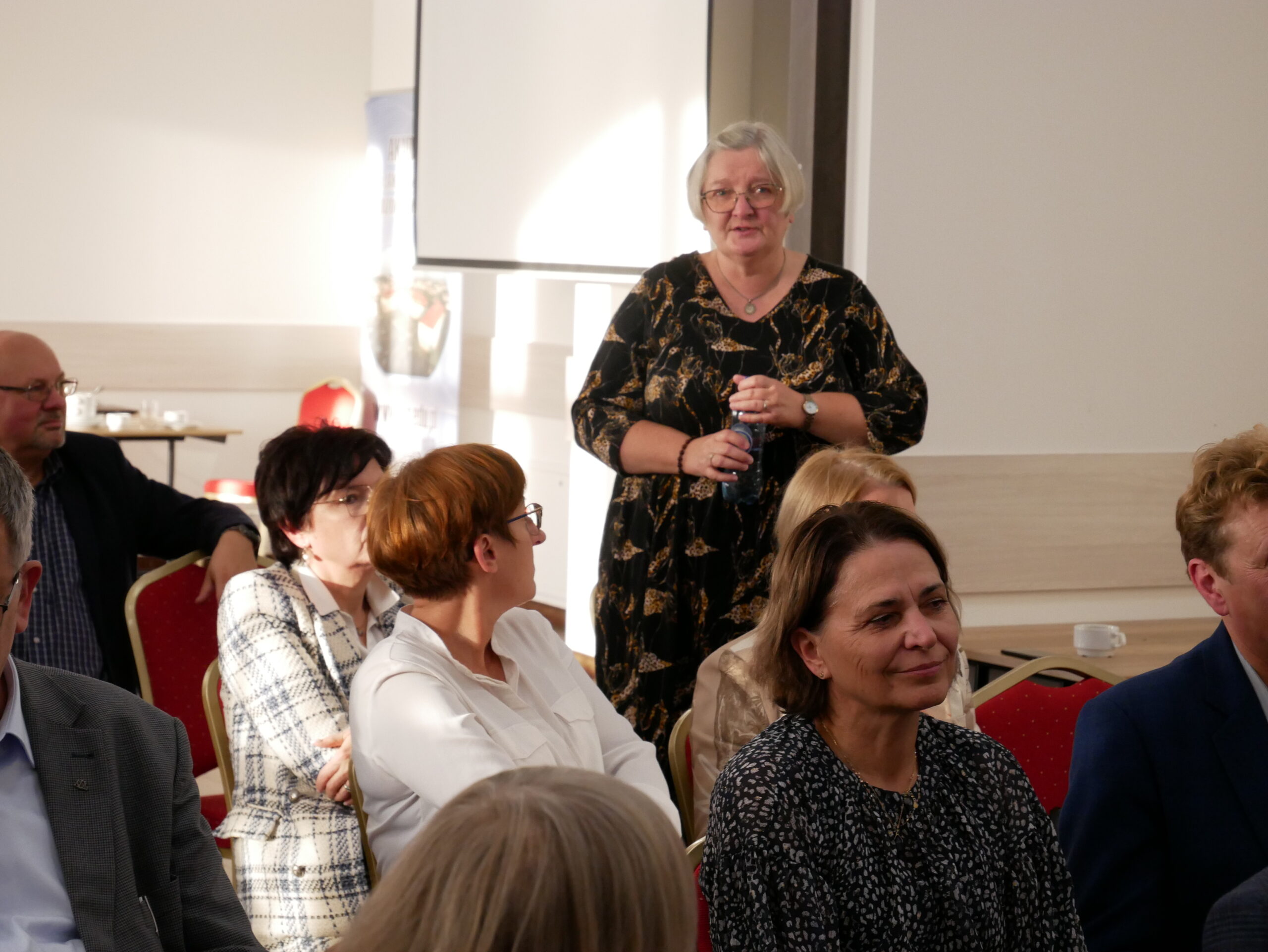 Na zdjęciu: dr hab. prof. UAM Katarzyna Czarnecka i uczestnicy konferencji podczas dyskusji