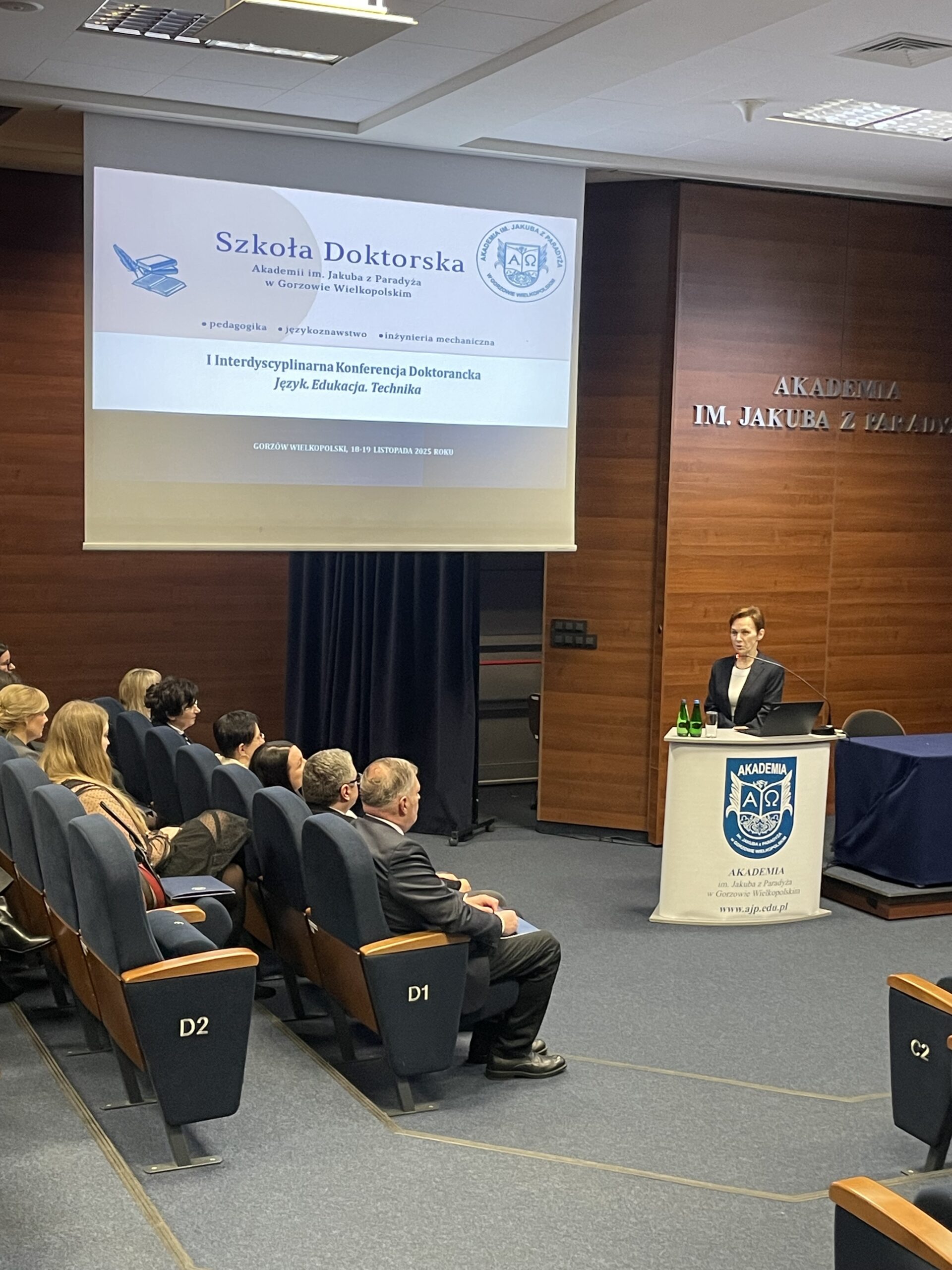 na zdjęciu: JM Rektor prof. dr hab. Elżbieta Skorupska-Raczyńska i uczestnicy konferencji