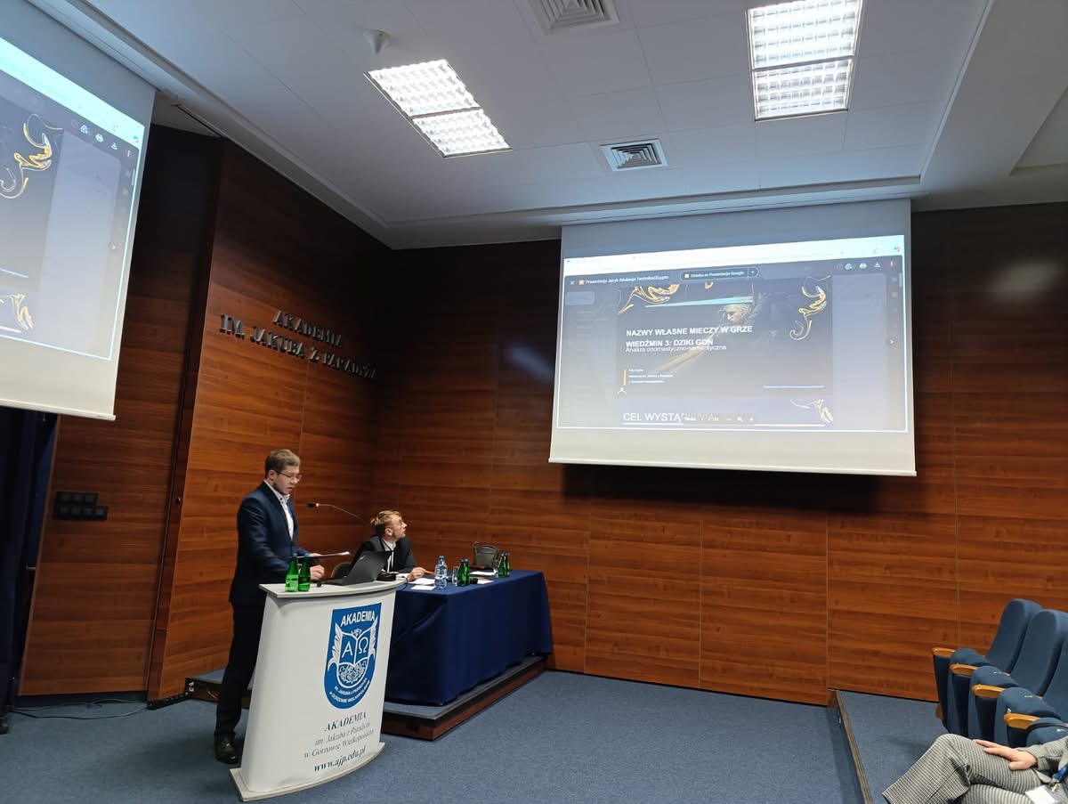 na zdjęciu: mgr Filip Szyfer wygłasza referat